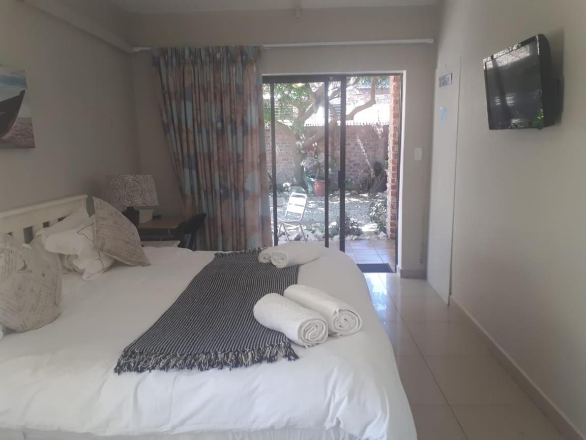Standard Double or Twin Room - Photo 4