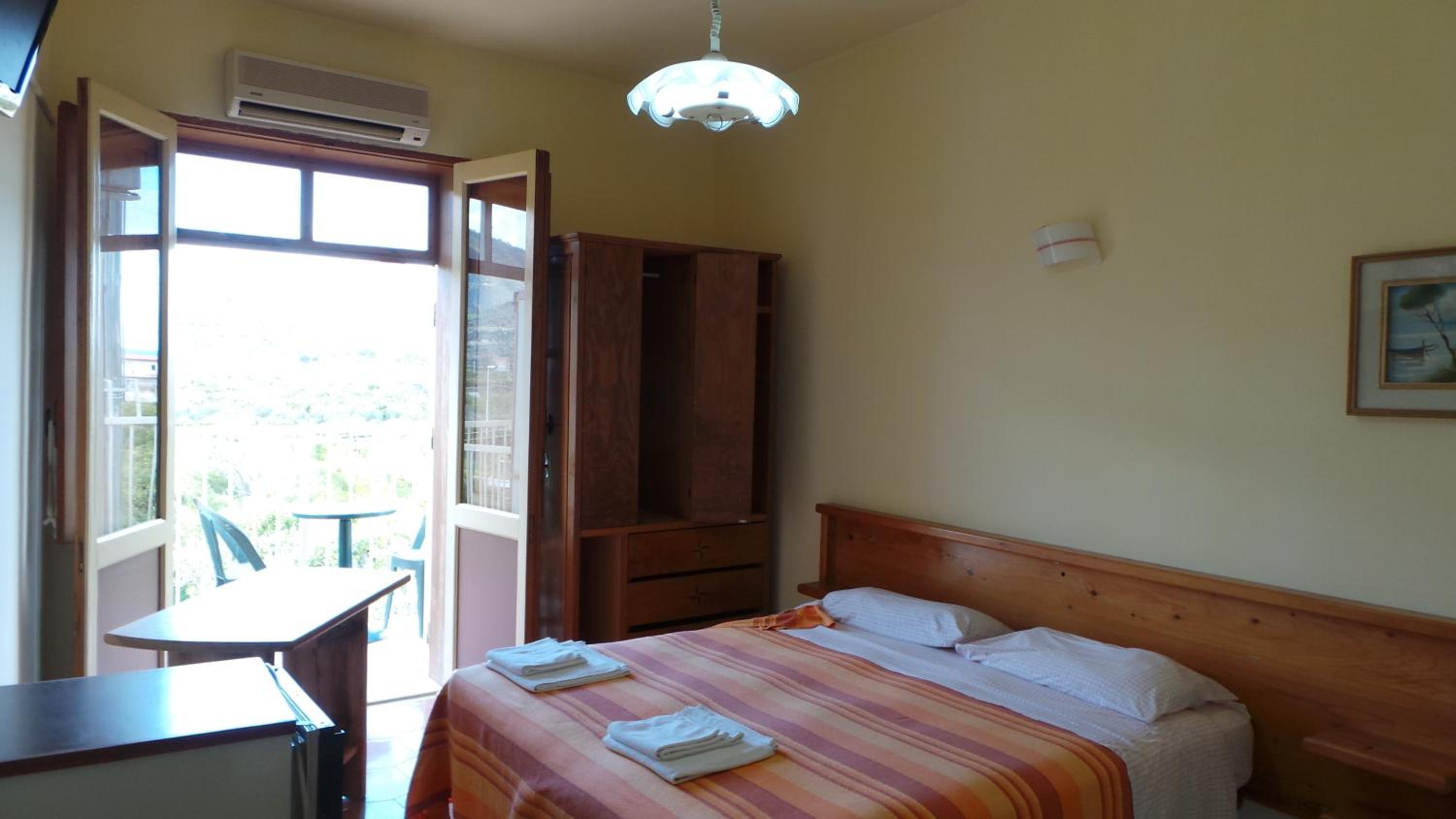 Two Connecting Rooms (5 Adults) photo 2