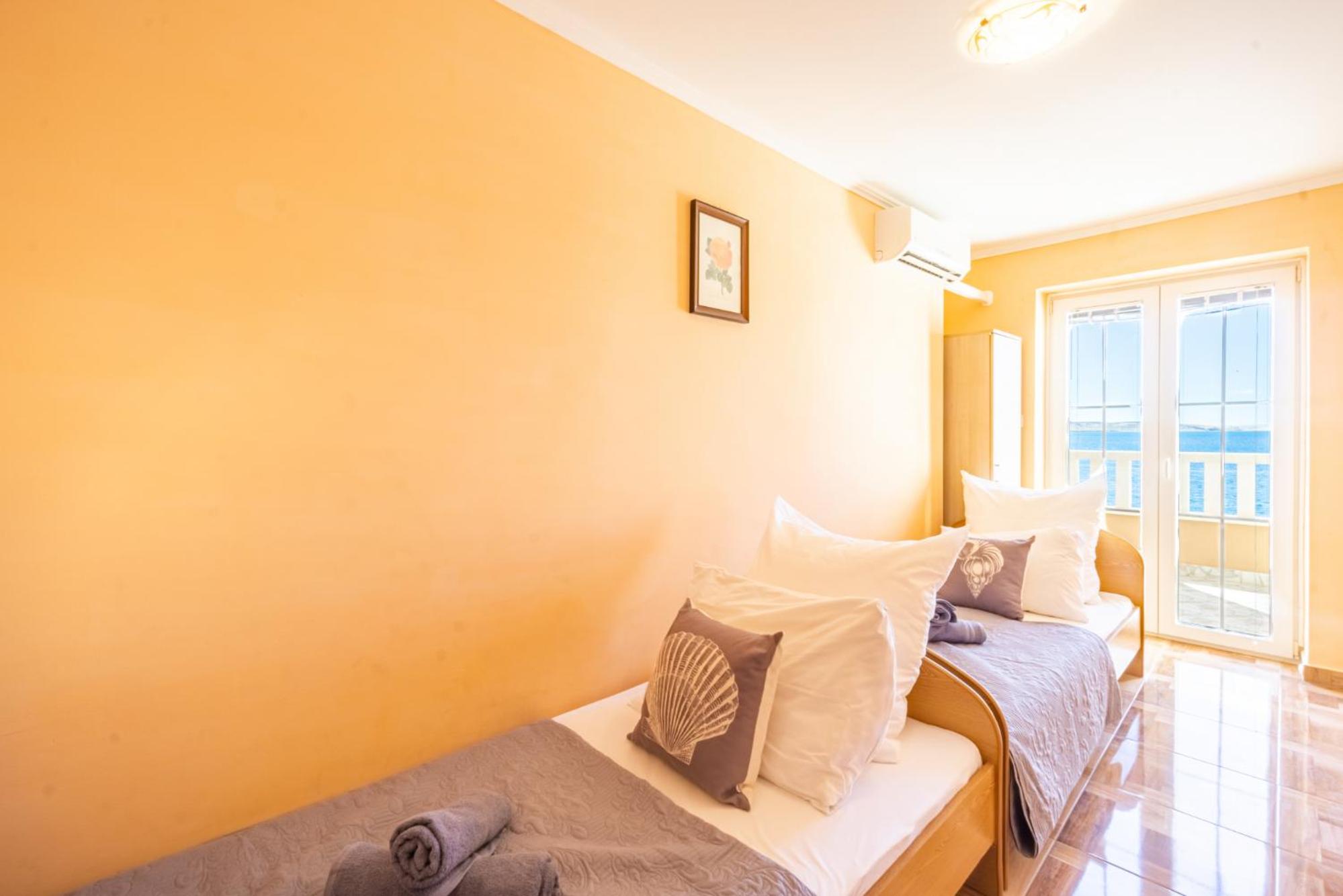 Apartment 8 photo 2