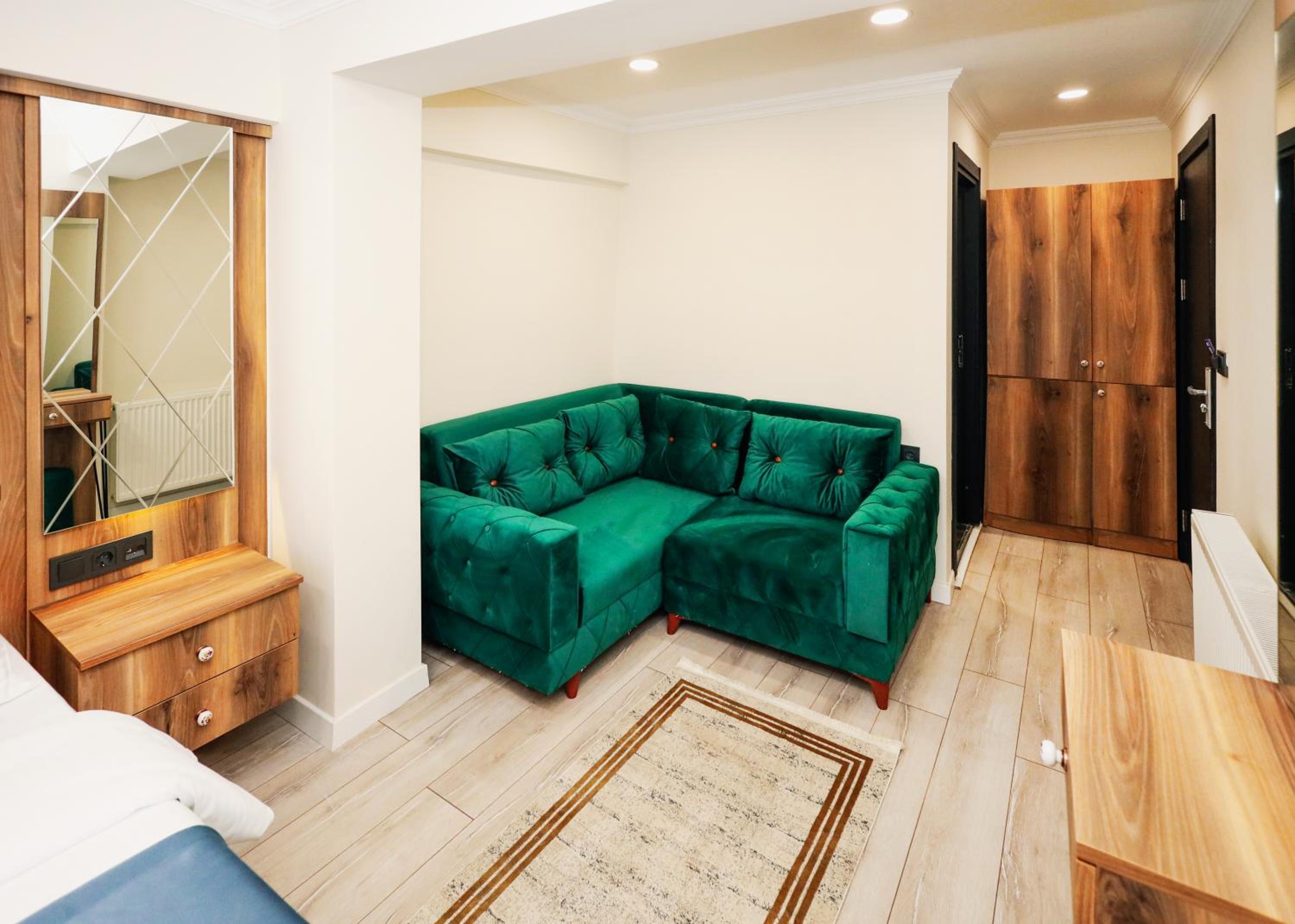 Deluxe Double Room with Balcony photo 3