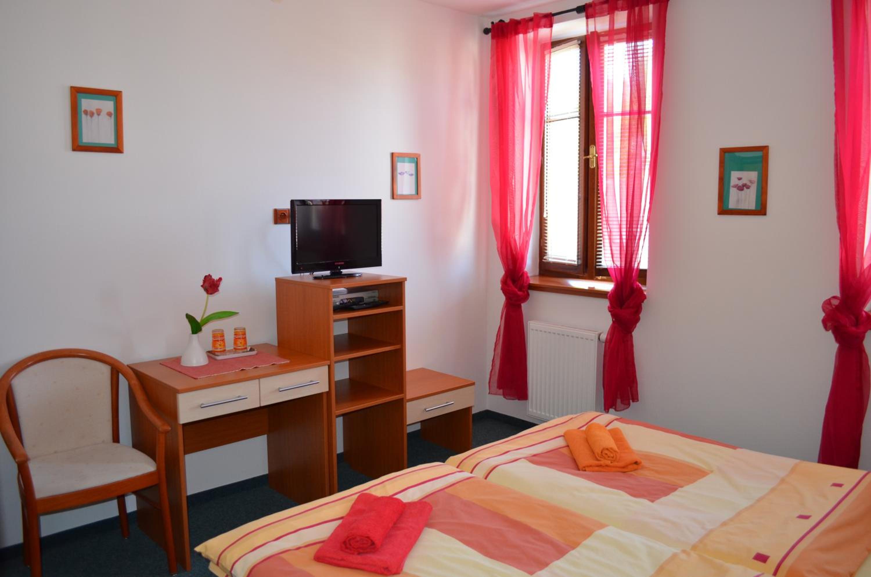 Twin Room - Photo 11