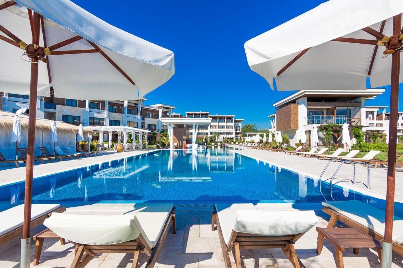 Two-Bedroom Apartment with Pool View photo 3