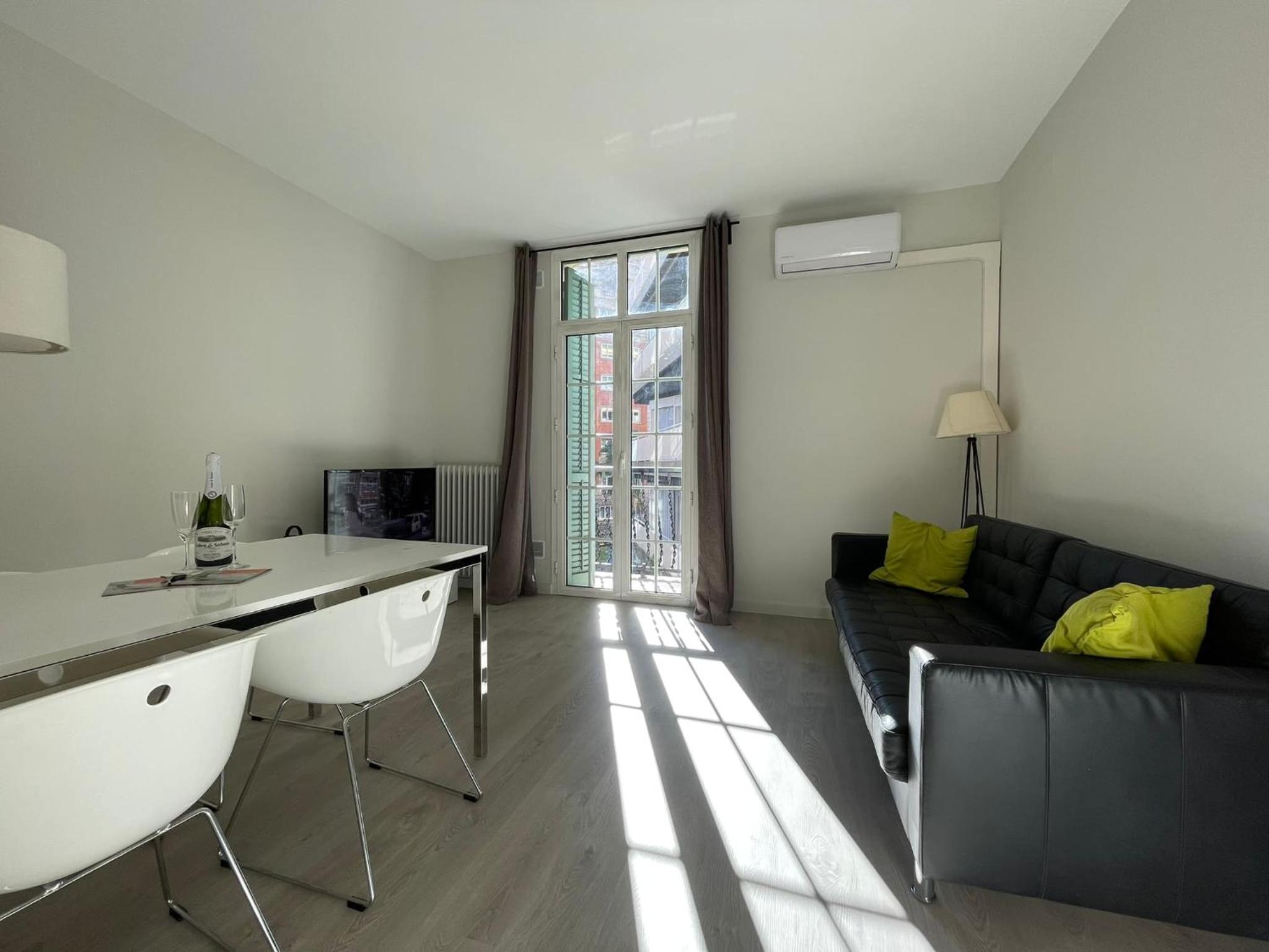 Apartamento de Dos Habitaciones con Terraza