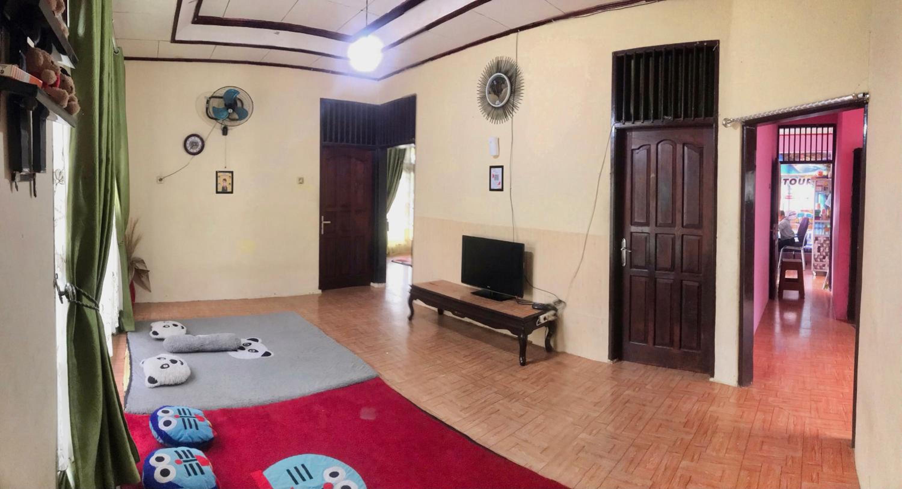 Three-Bedroom House - Photo 2