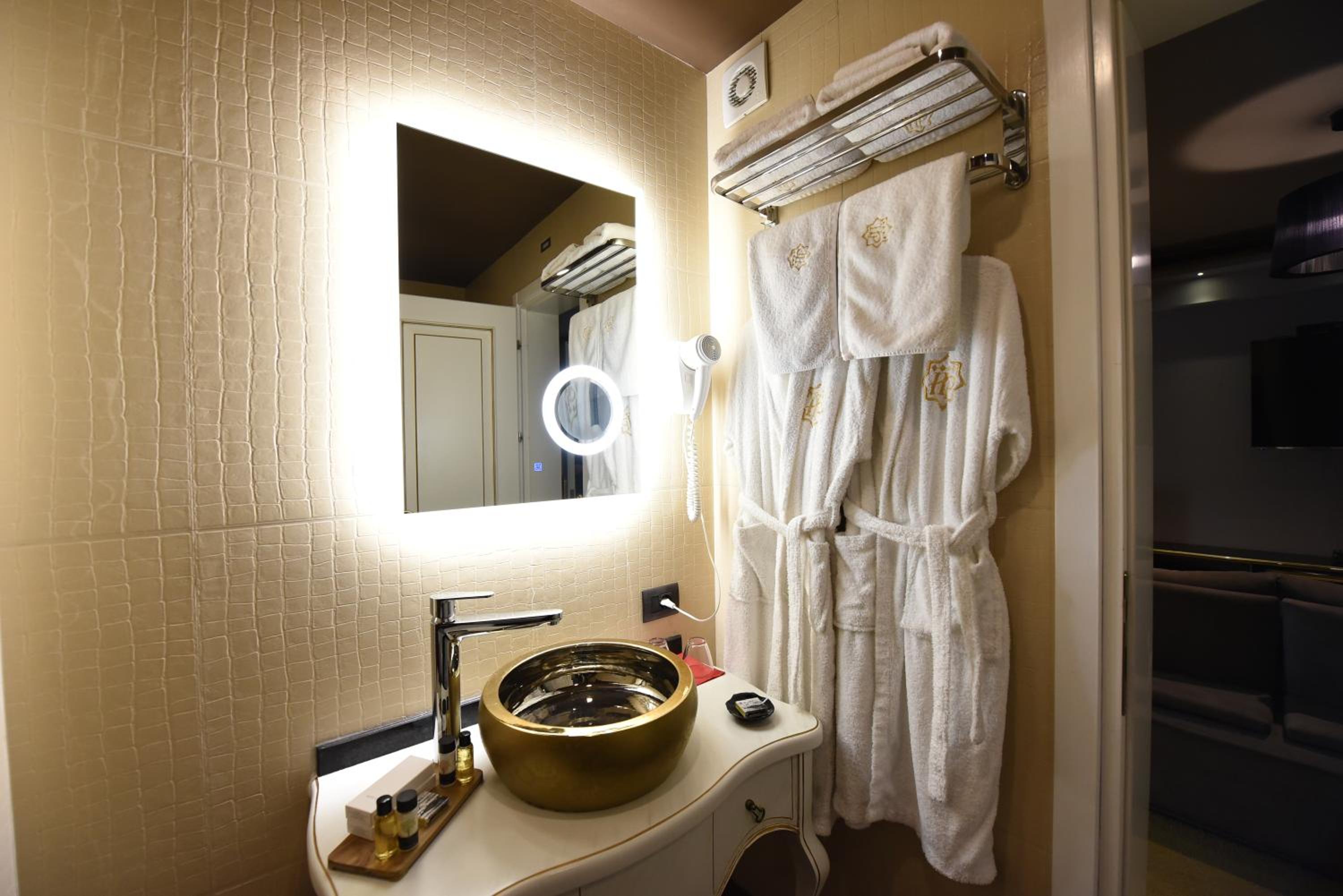 Superior King Suite photo 2