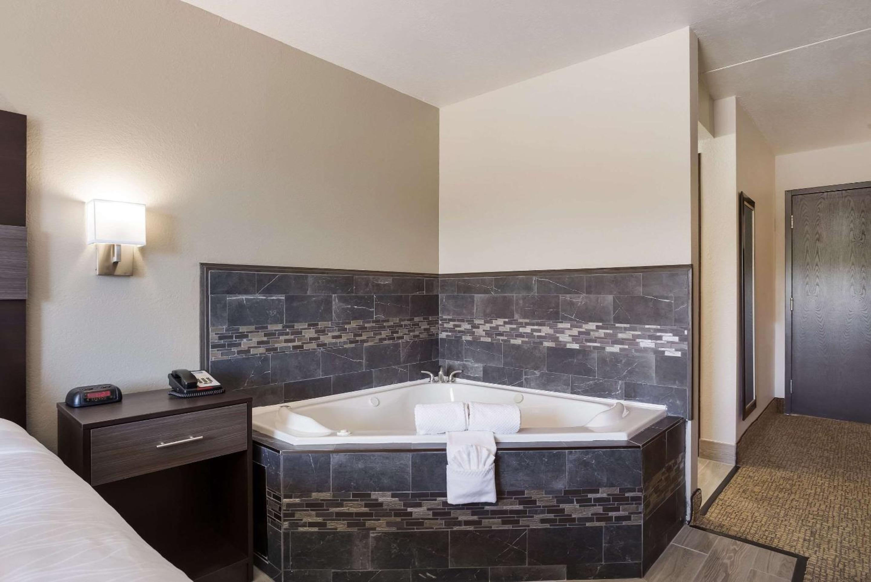 King Room with Hot Tub - Non-Smoking/No Pets photo 2