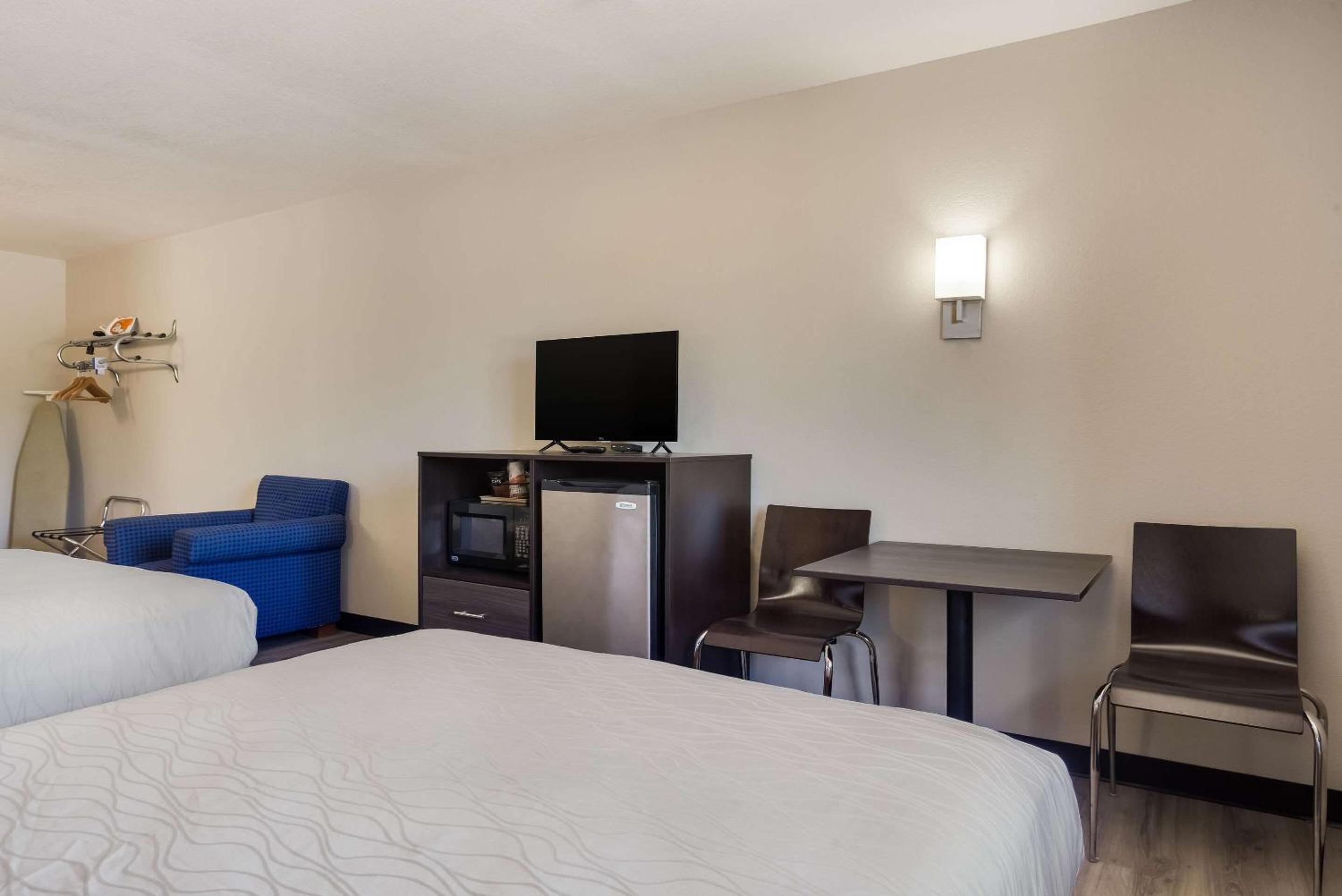 Queen Room with Two Queen Beds - Non-Smoking/No Pets - Photo 1