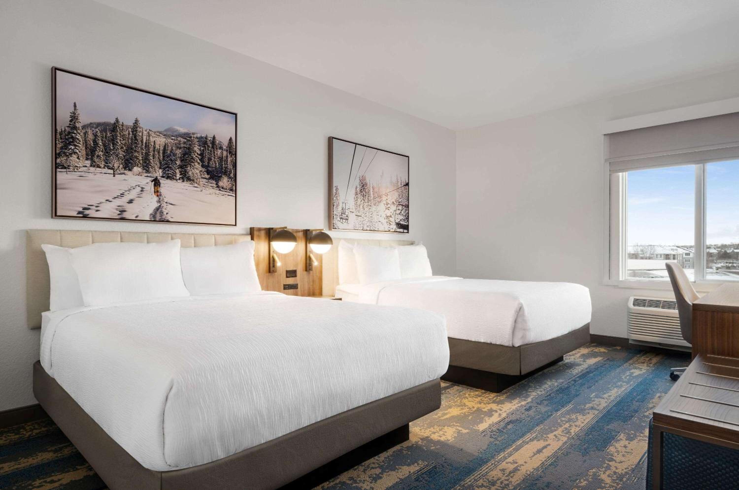 Queen Room with Two Queen Beds - Non-Smoking - Photo 8