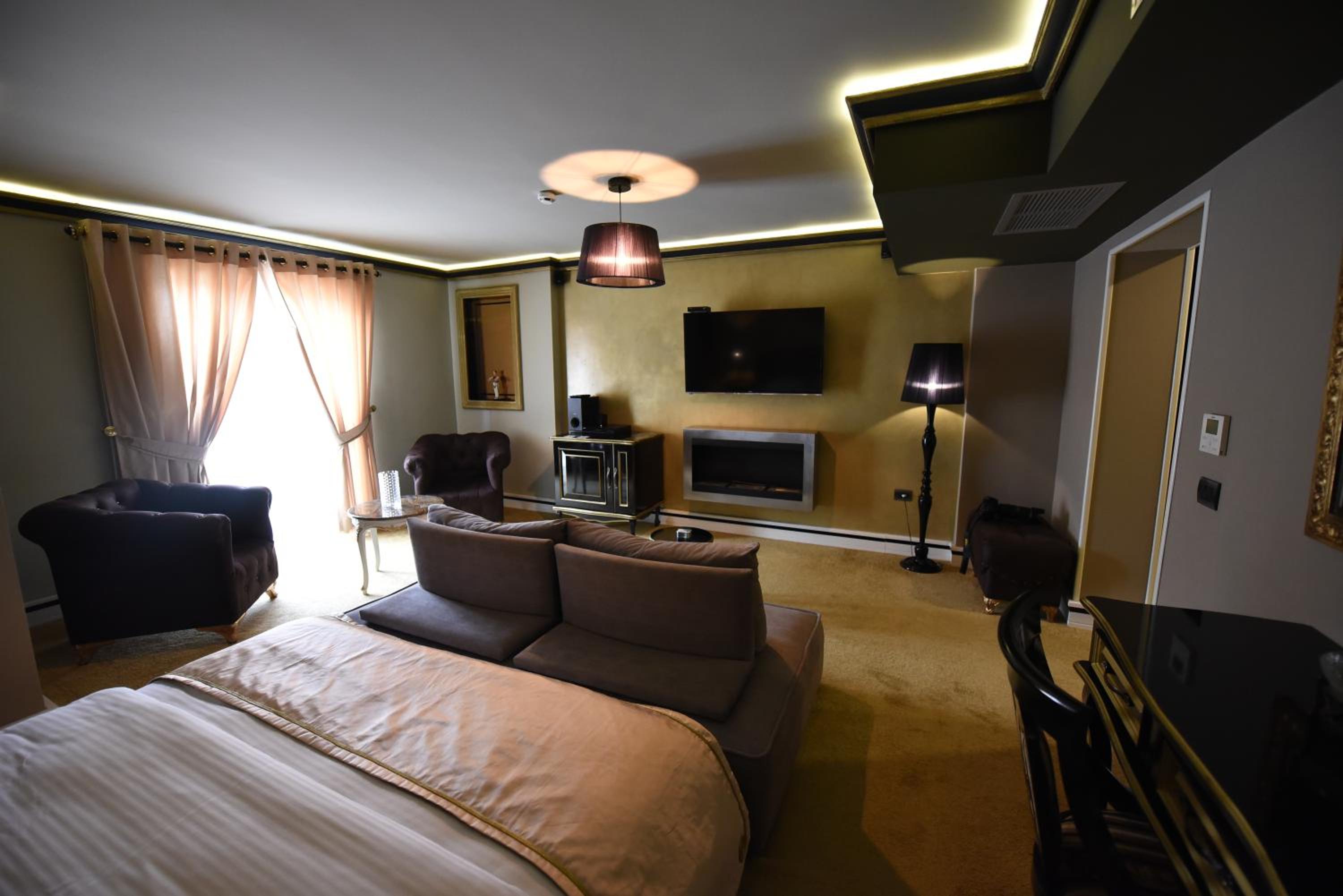 Deluxe King Suite photo 1