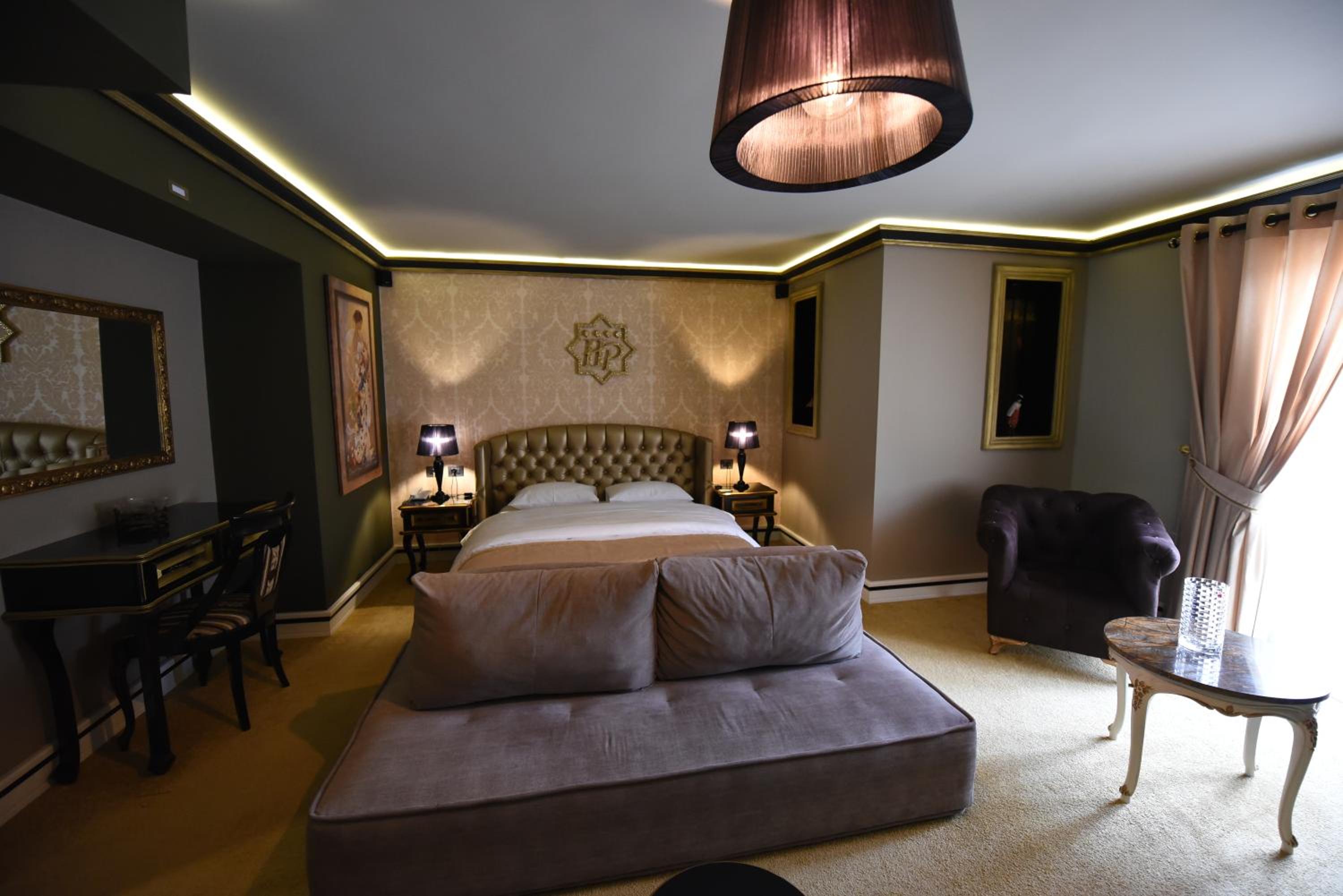 Deluxe King Suite photo 2