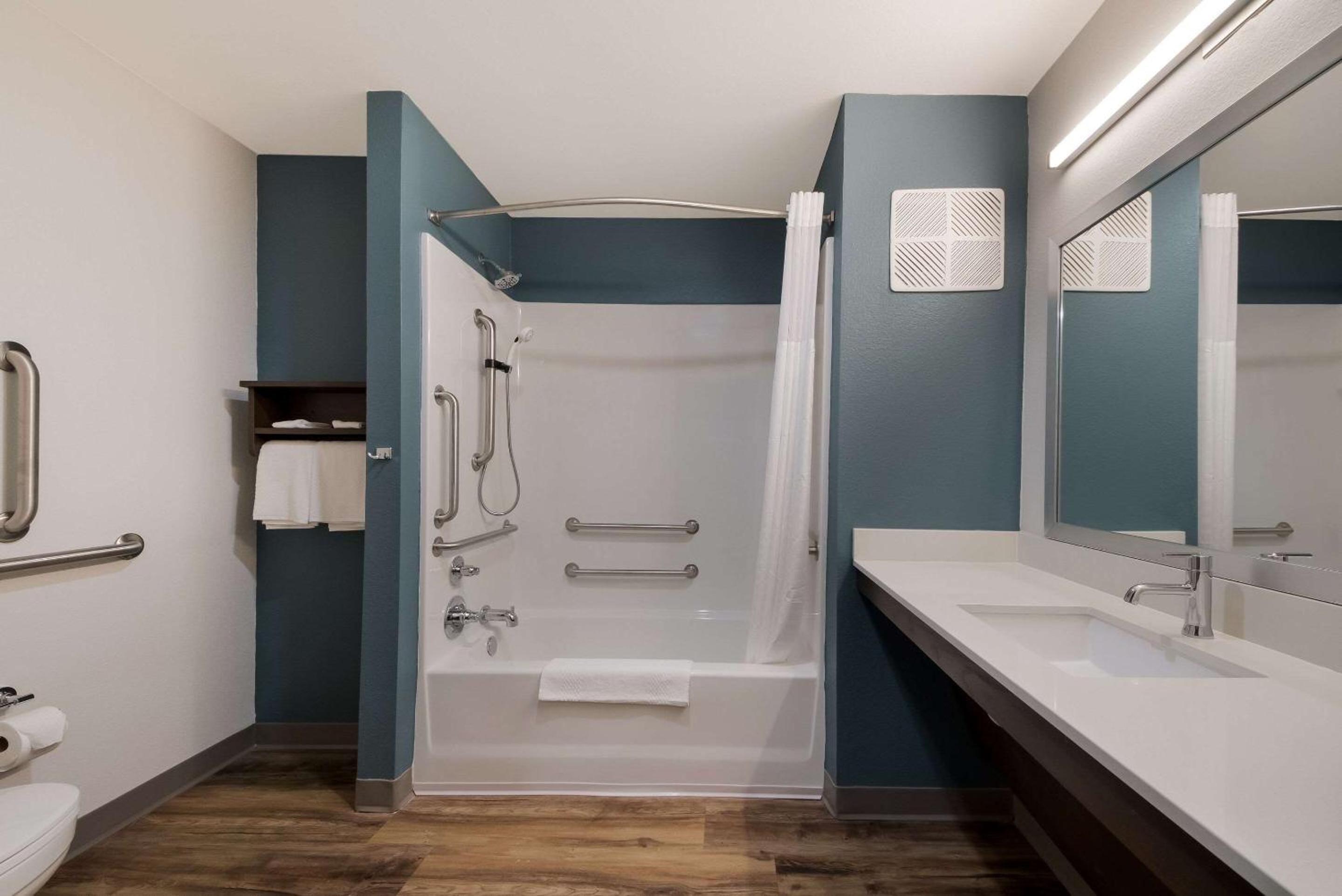 Queen Suite with Two Queen Beds and Tub - Disability Access/Non Smoking - Photo 9