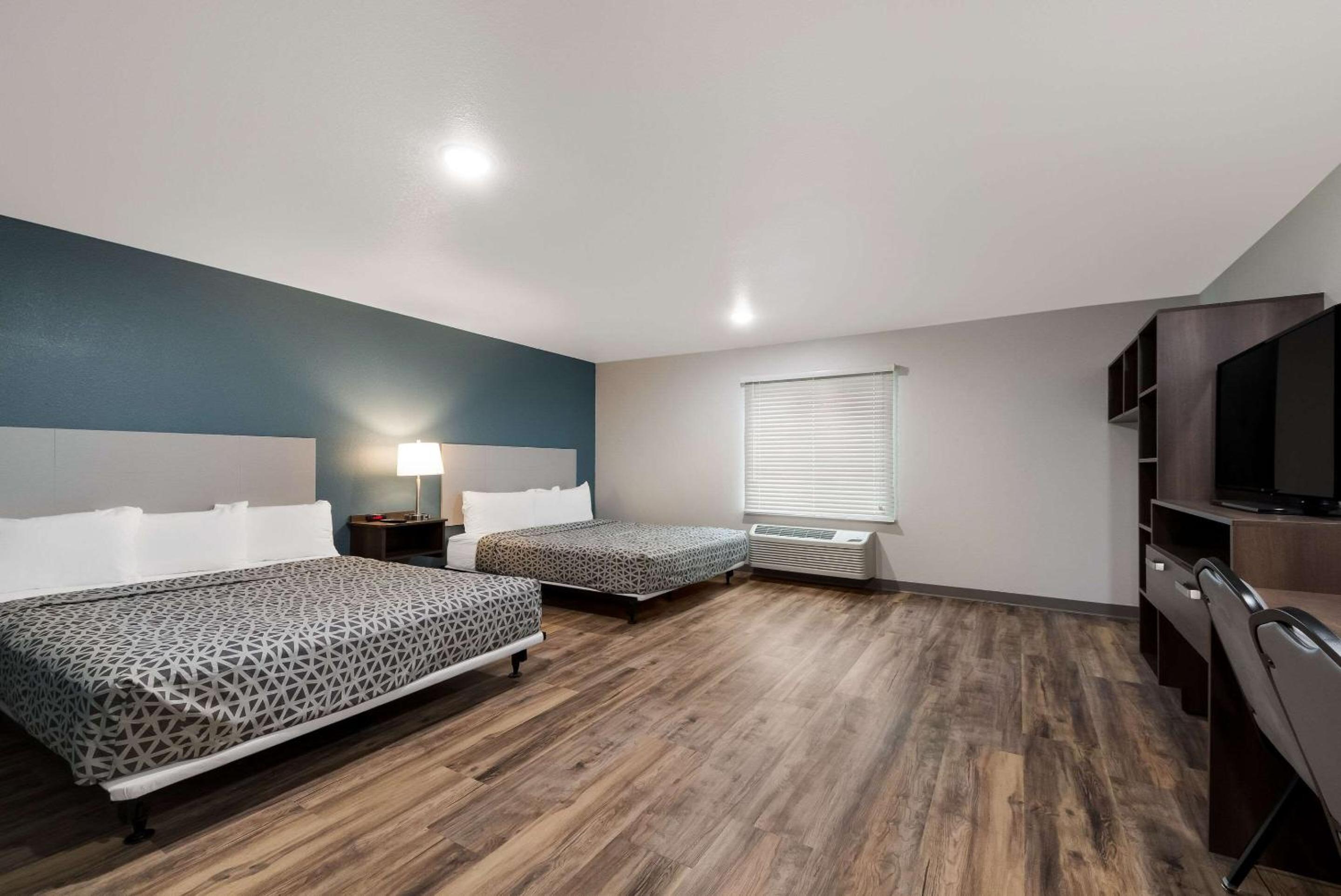 Queen Suite with Two Queen Beds and Tub - Disability Access/Non Smoking - Photo 1