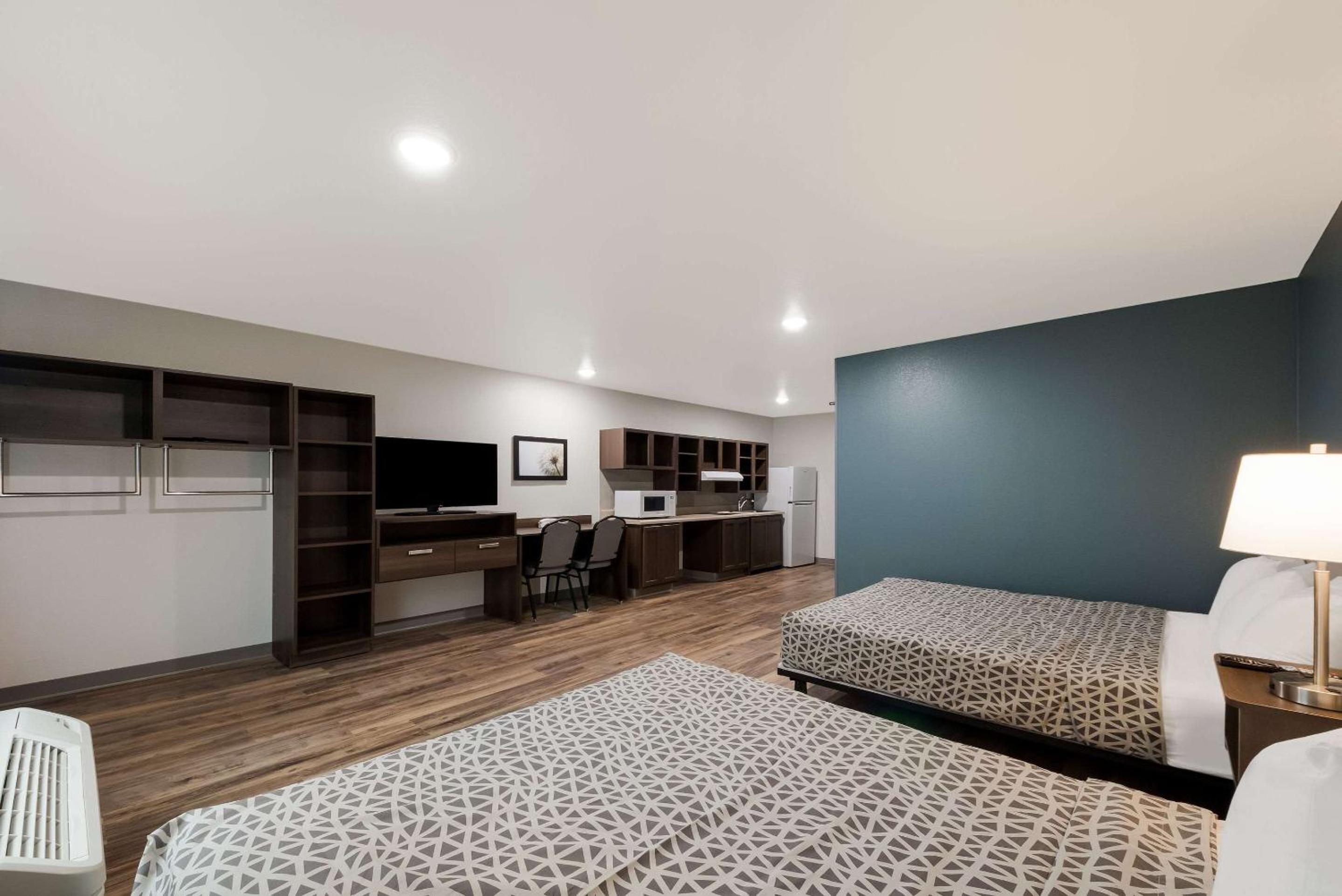 Queen Suite with Two Queen Beds and Tub - Disability Access/Non Smoking - Photo 2