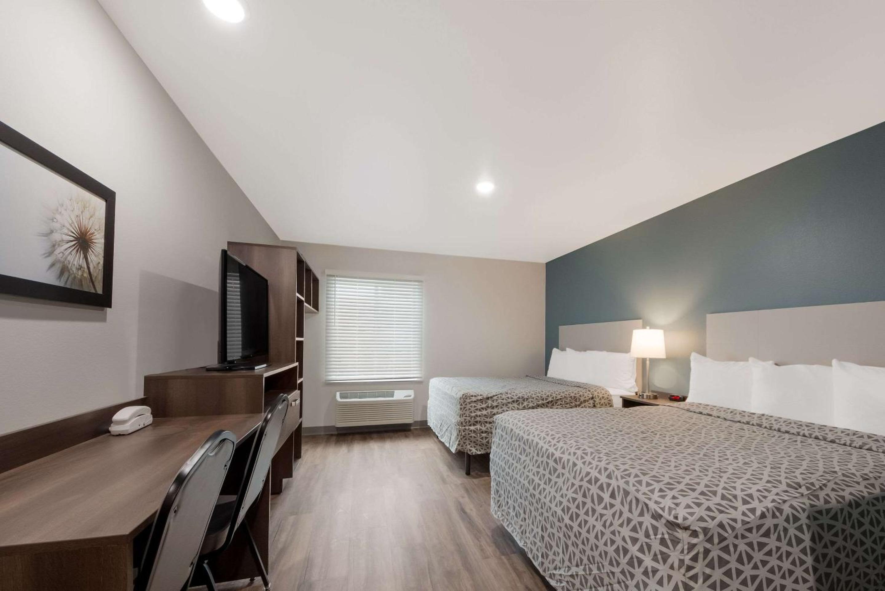 Queen Suite with Two Queen Beds and Tub - Disability Access/Non Smoking - Photo 5