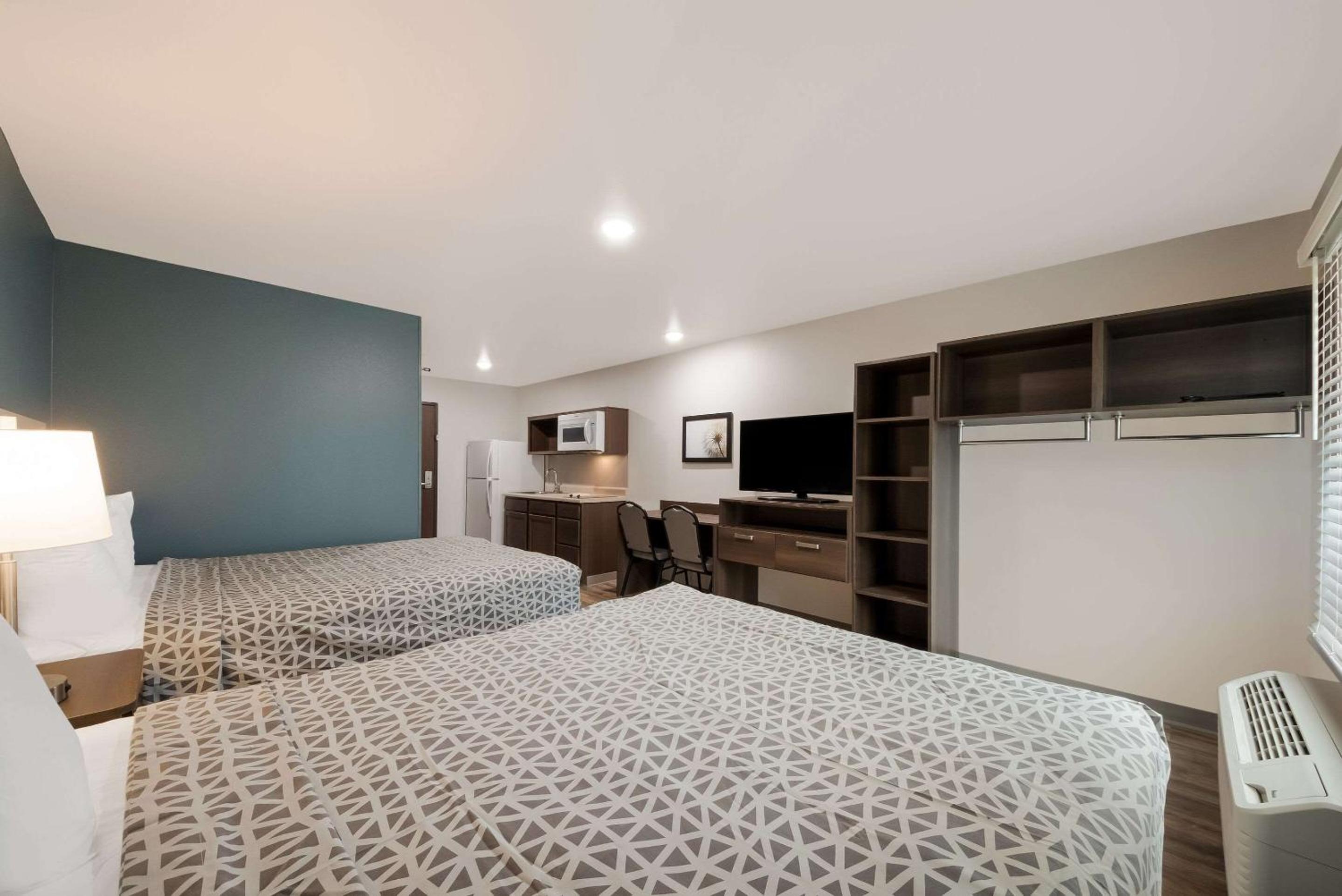 Queen Suite with Two Queen Beds and Tub - Disability Access/Non Smoking - Photo 6