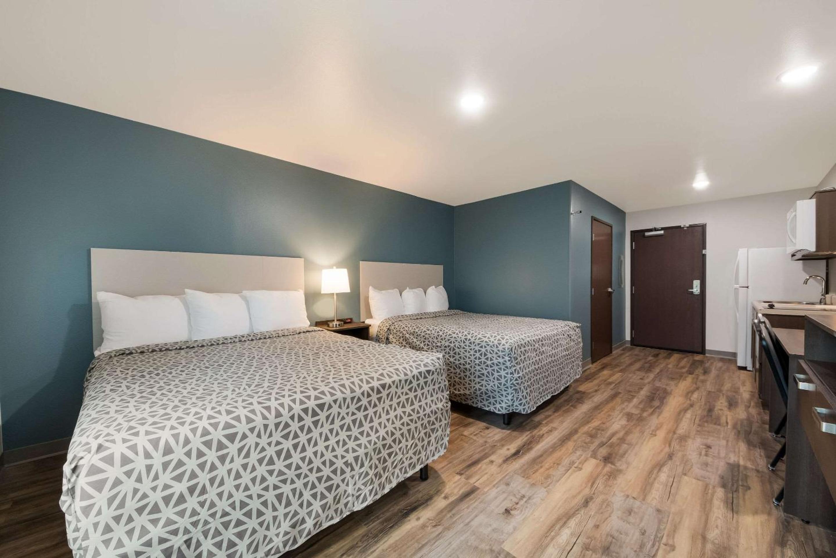 Queen Suite with Two Queen Beds and Tub - Disability Access/Non Smoking - Photo 7