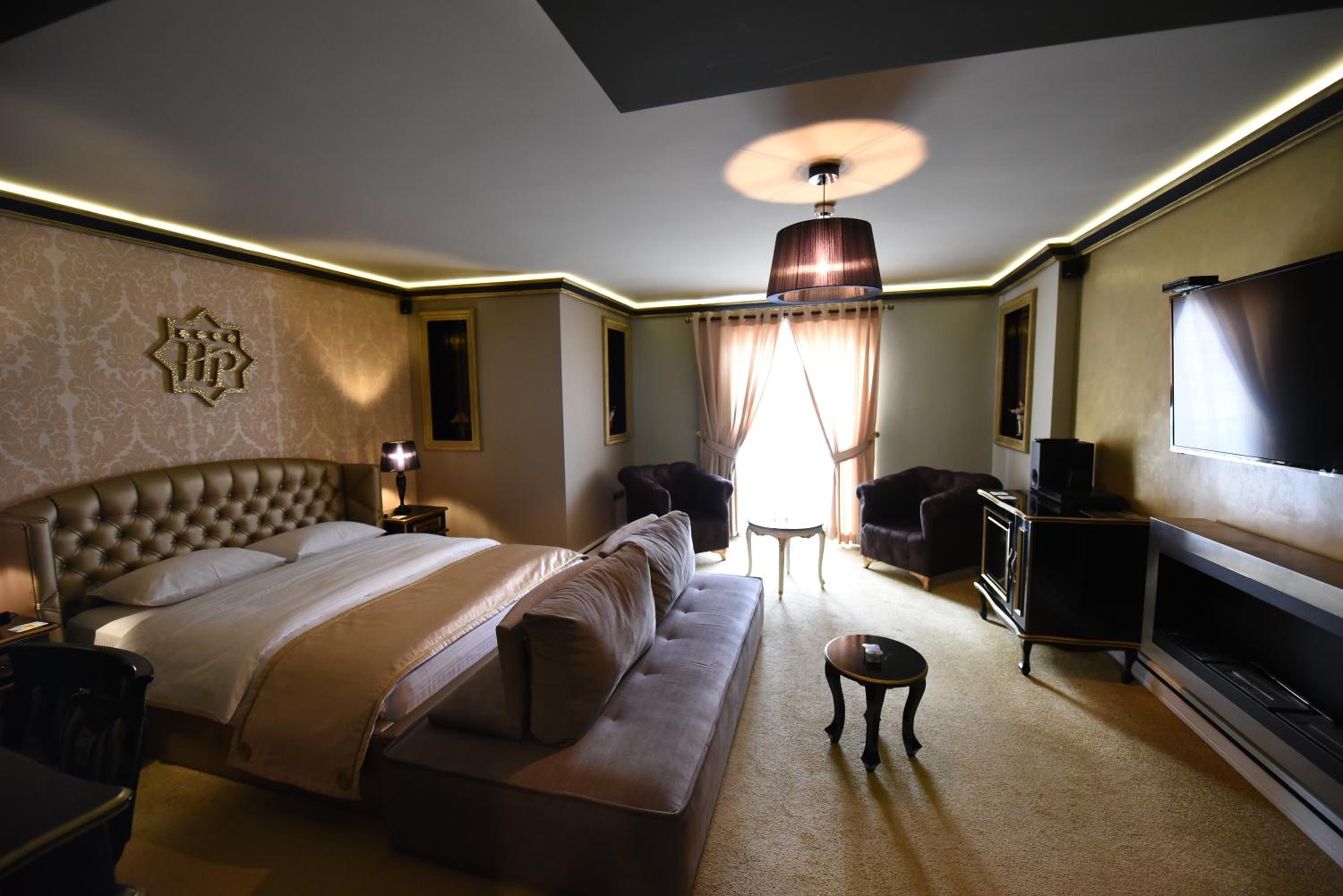 Deluxe King Suite