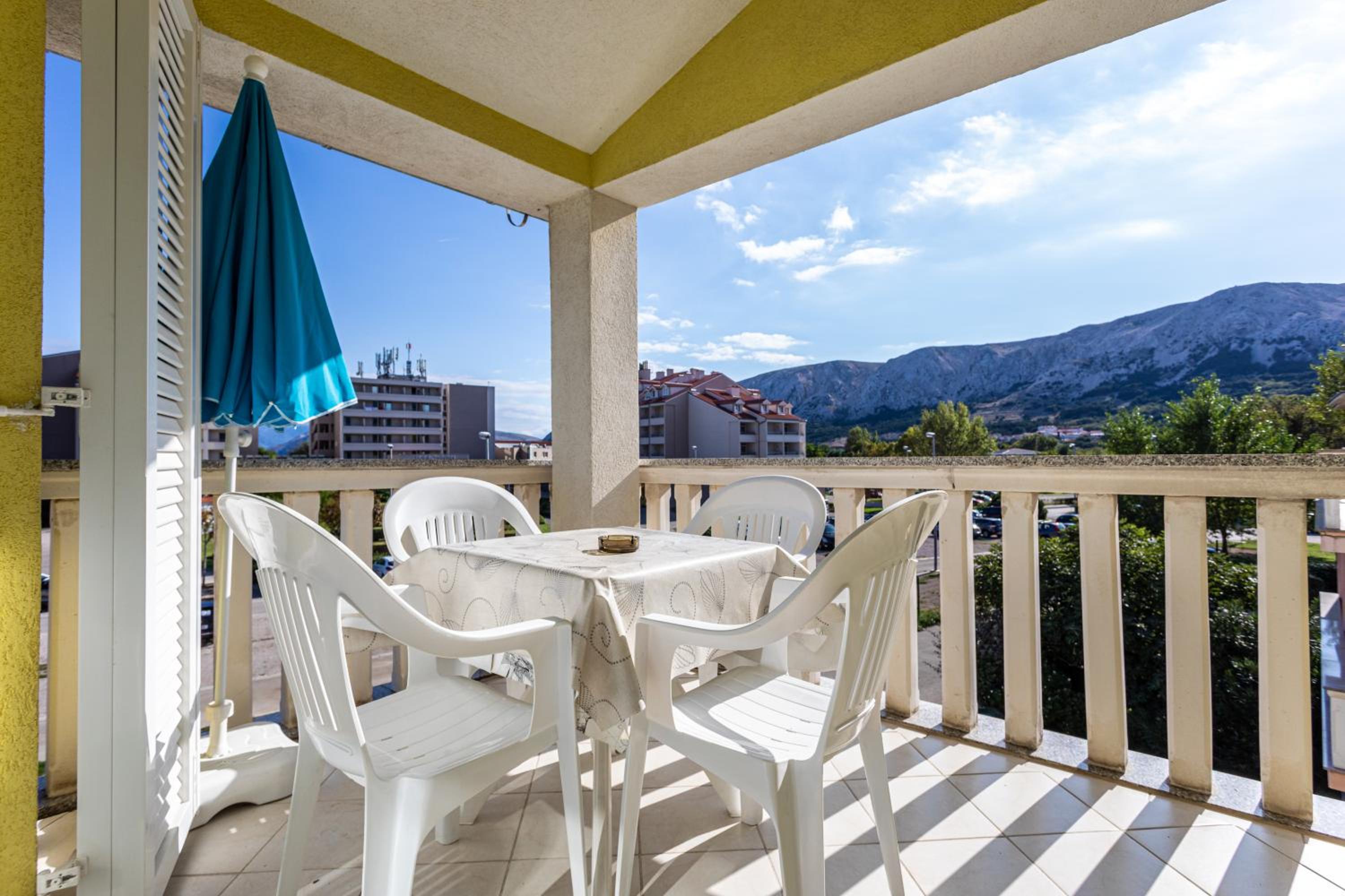 Apartment with Balcony photo 3