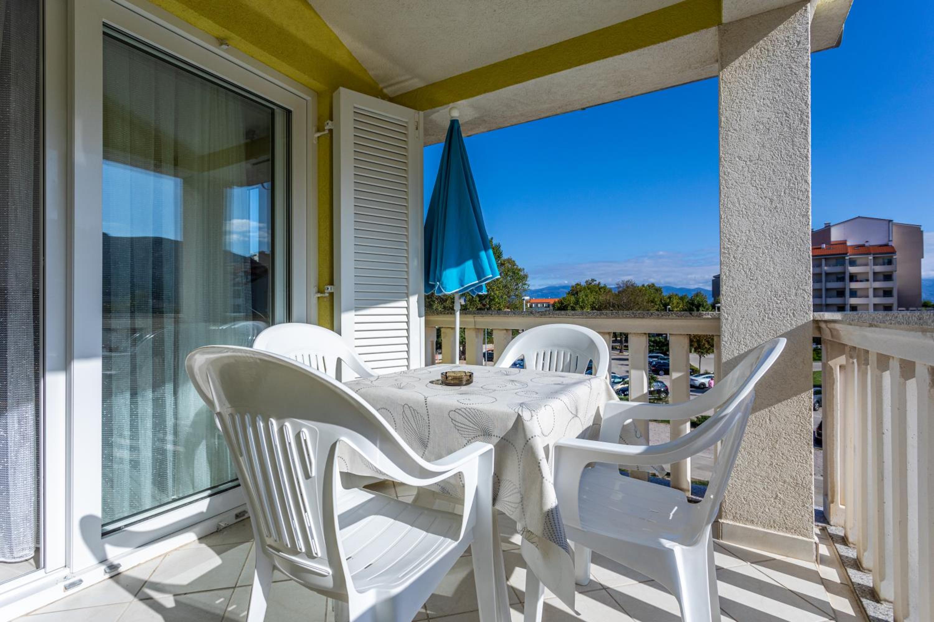 Apartment with Balcony photo 2