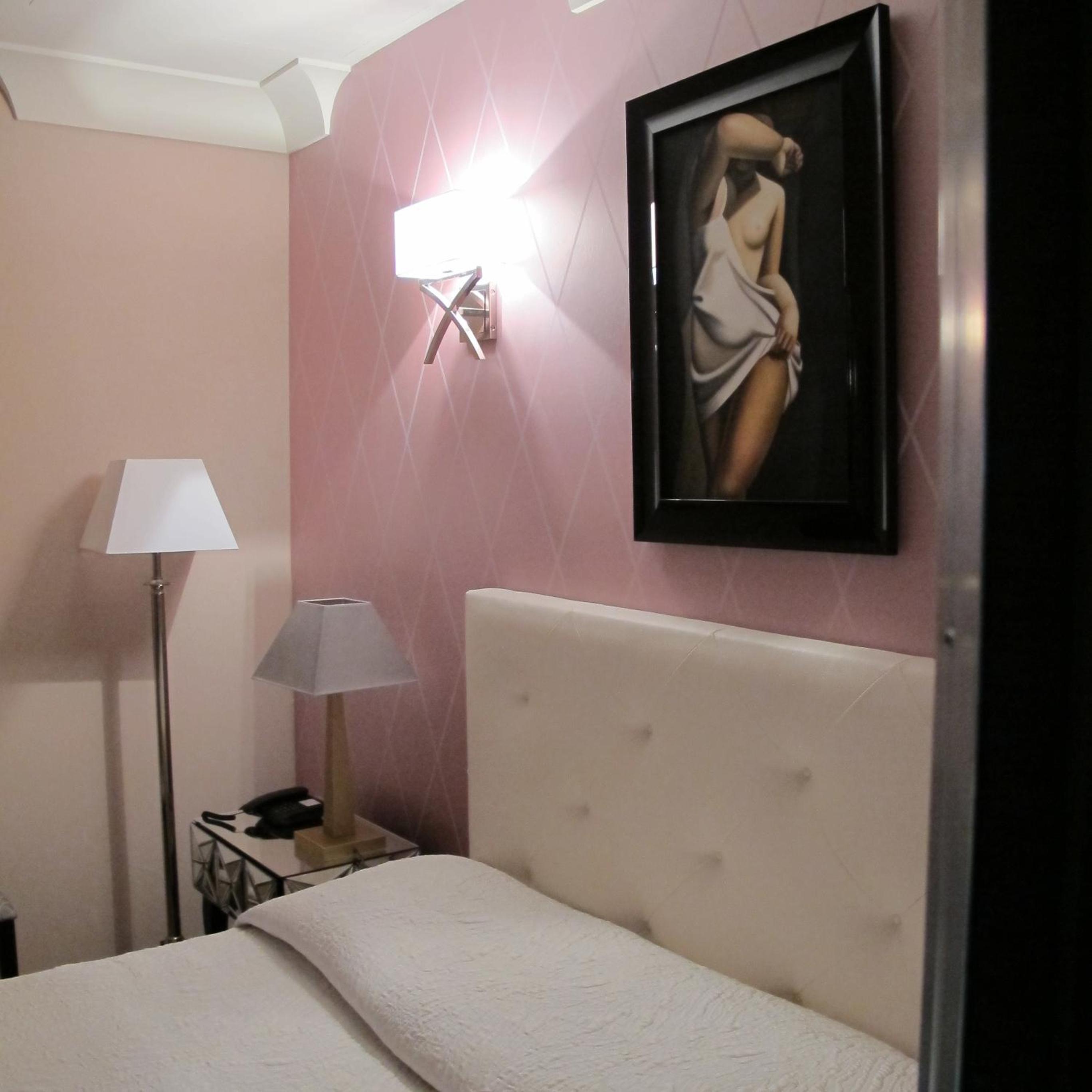 Standard Double Room - Photo 9