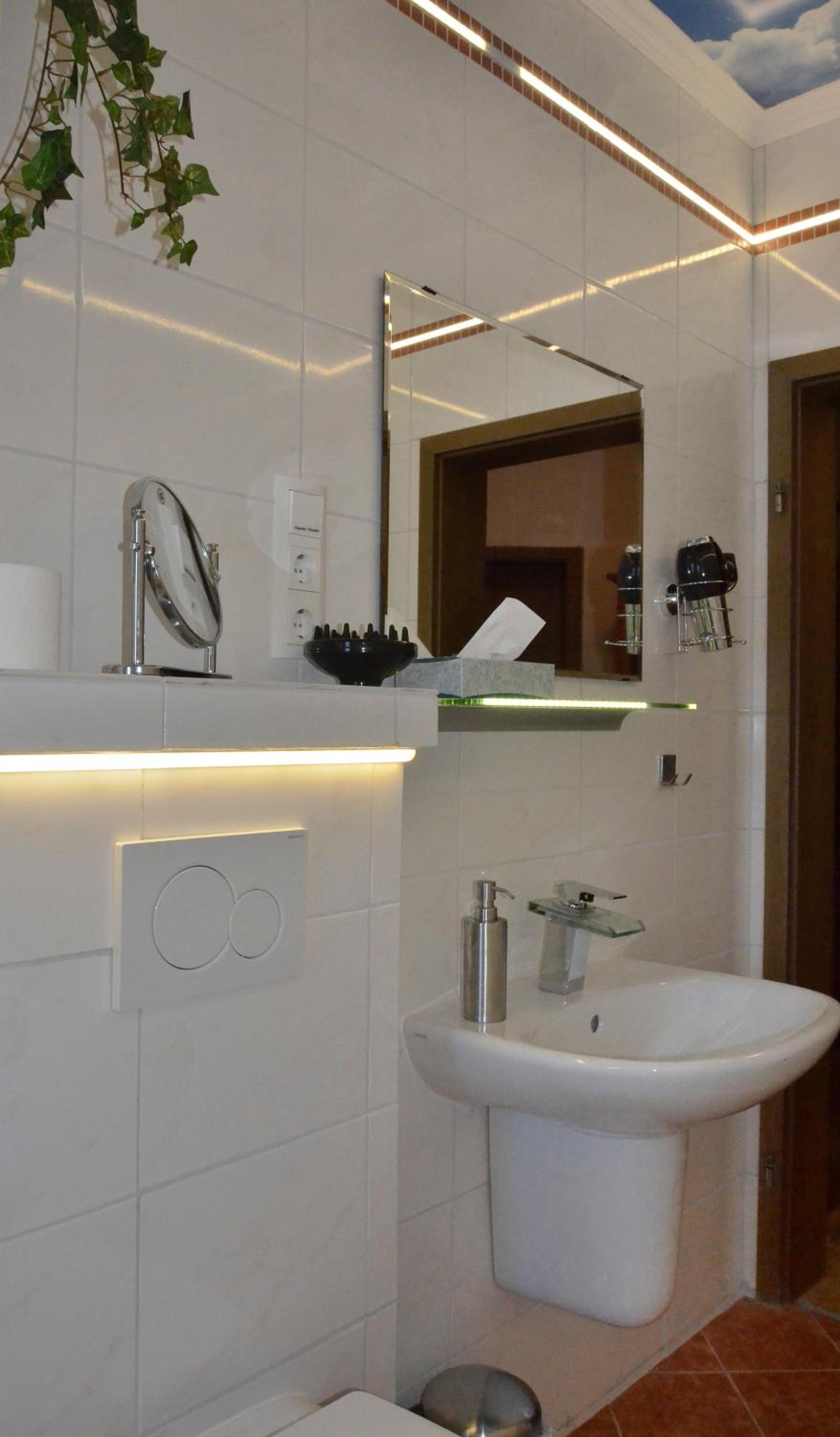 Double or Twin Room with Shared Bathroom photo 2