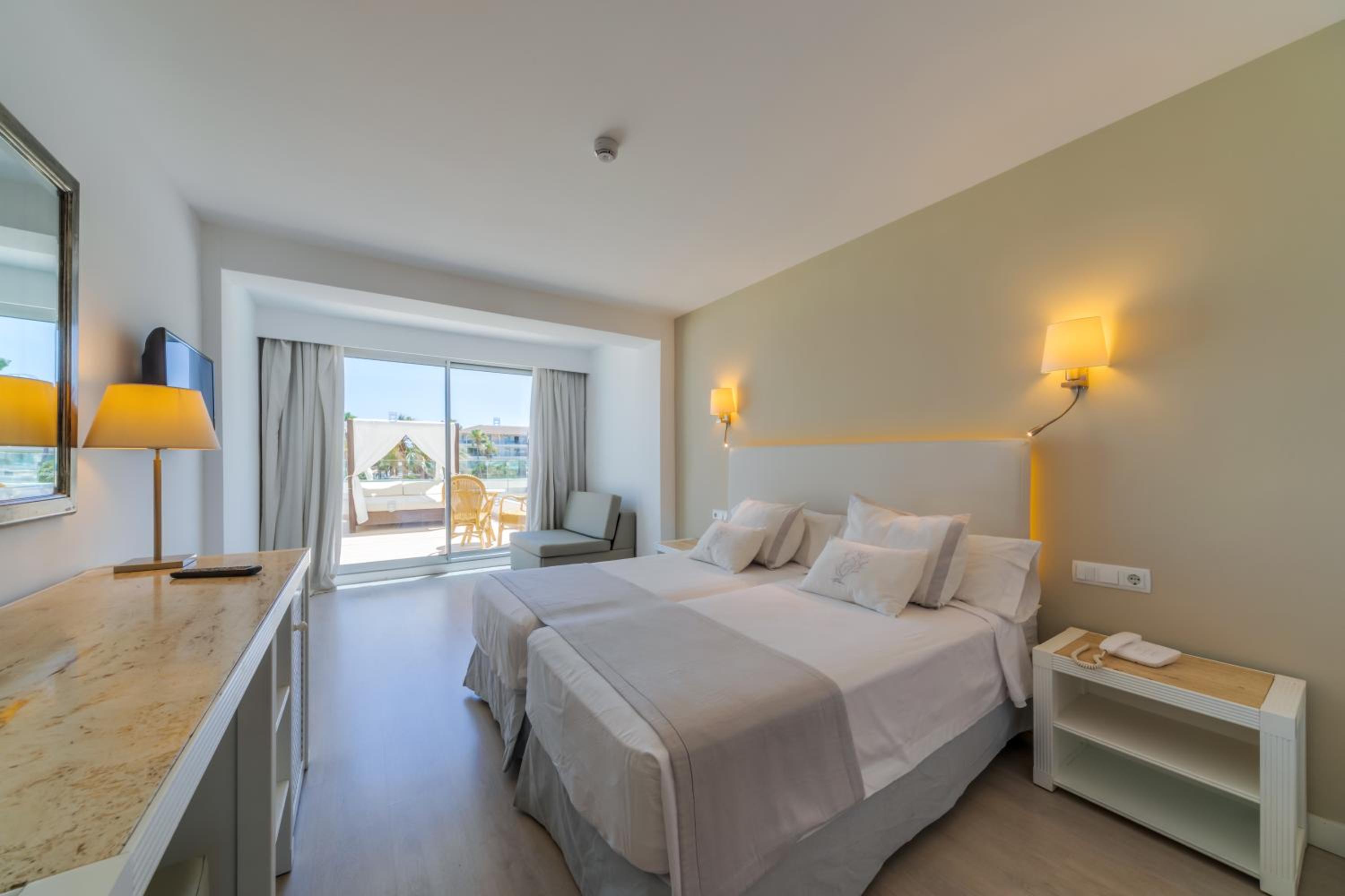 Double or Twin Room with Side Sea View - Photo 4