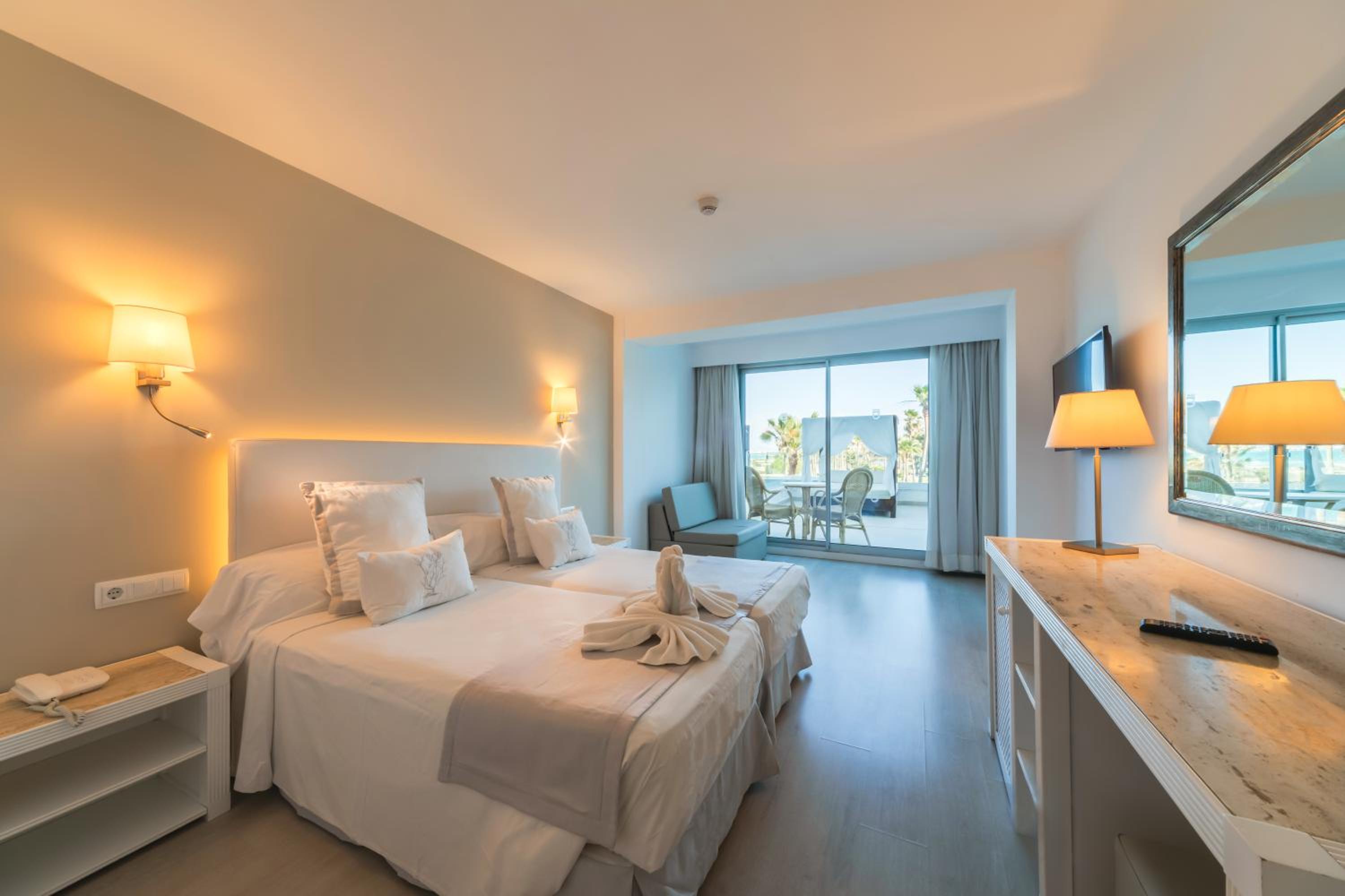 Double or Twin Room with Side Sea View - Photo 8