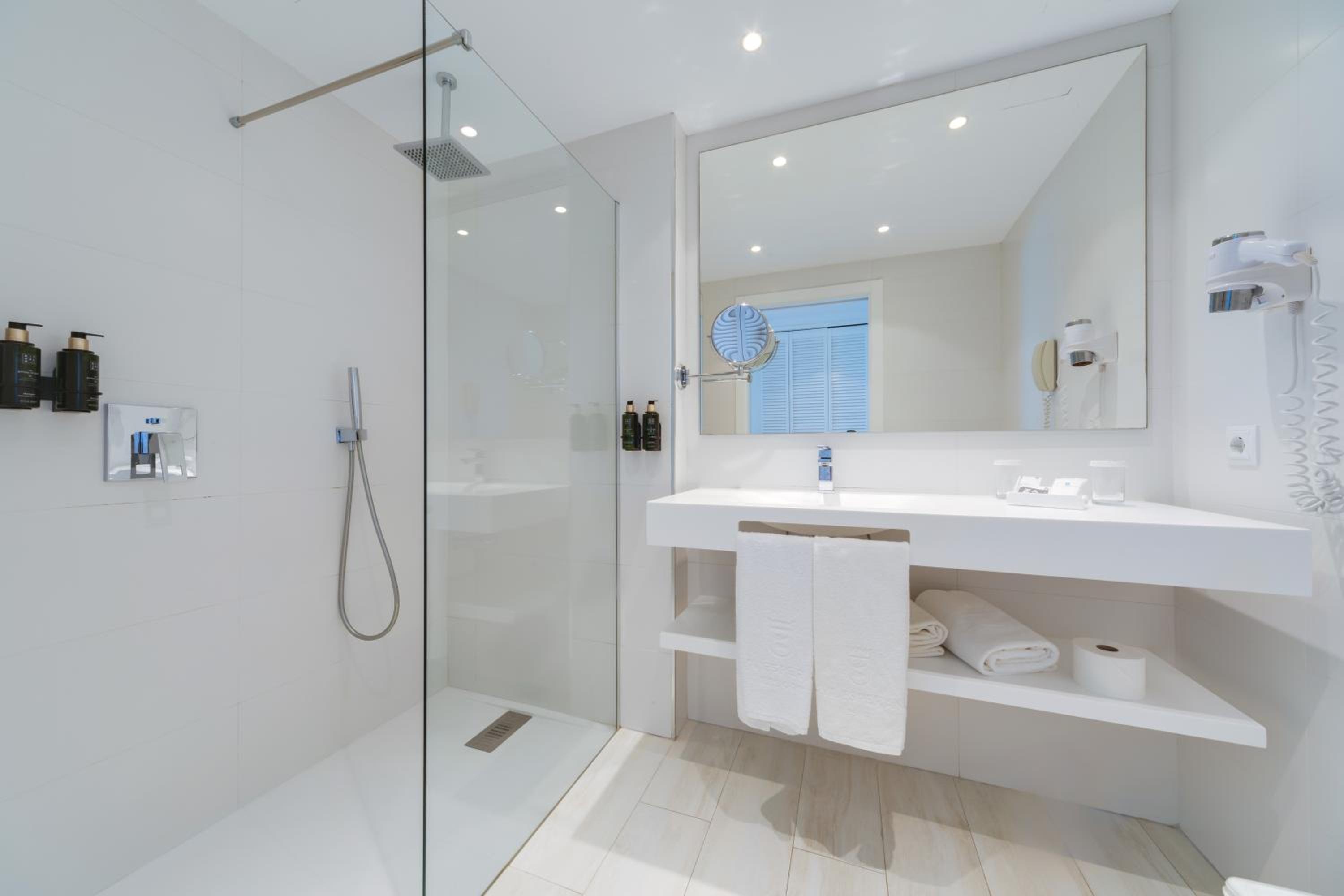 Double or Twin Room with Side Sea View - Photo 9