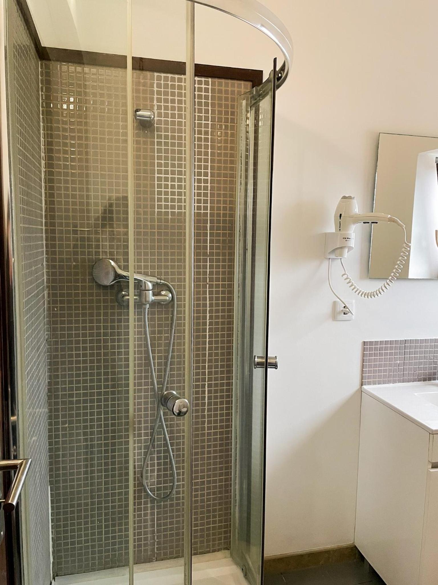Standard Suite - Photo 11