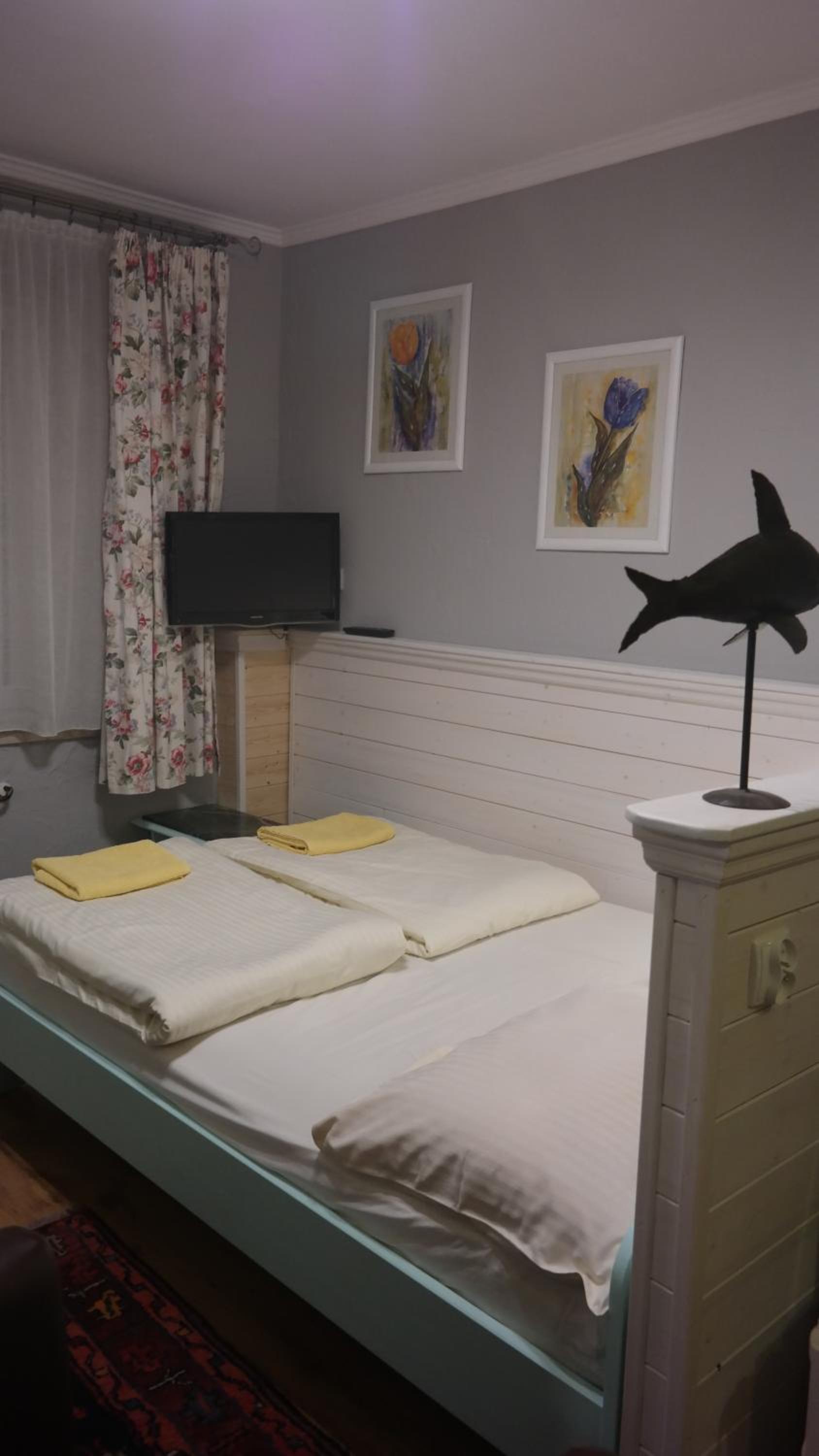 Double Room with Private Bathroom - Photo 10