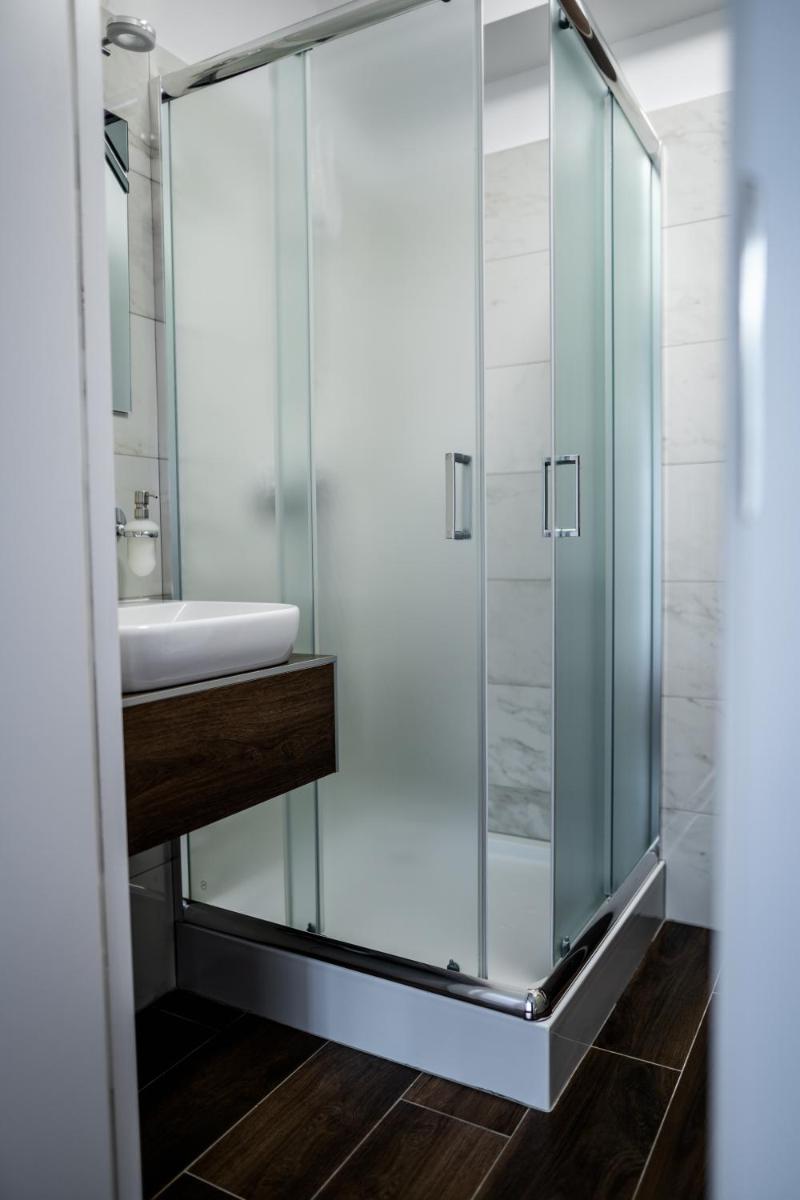 Triple Room with Shower - Photo 18