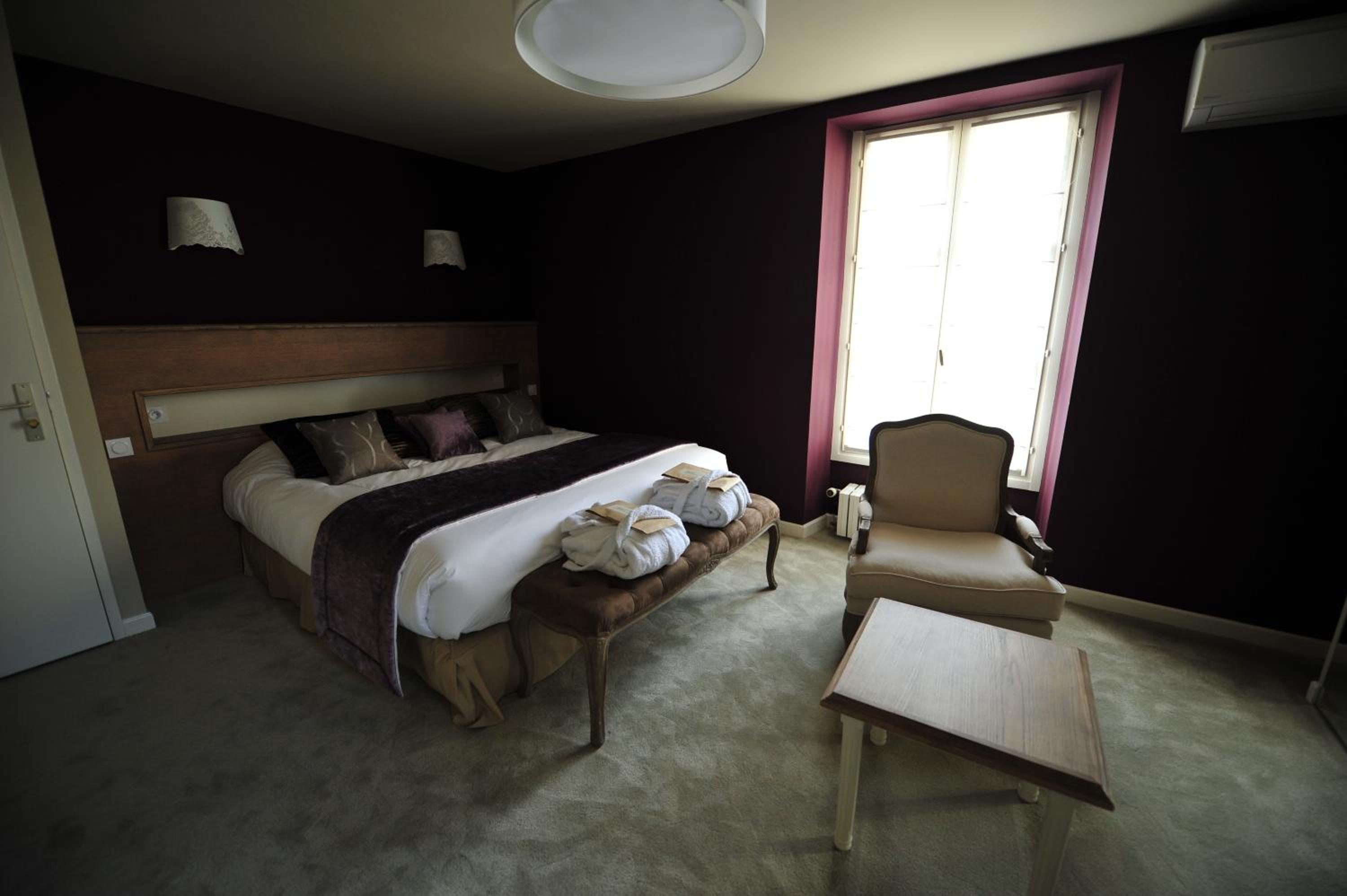 Double Suite with Spa Bath - Photo 6