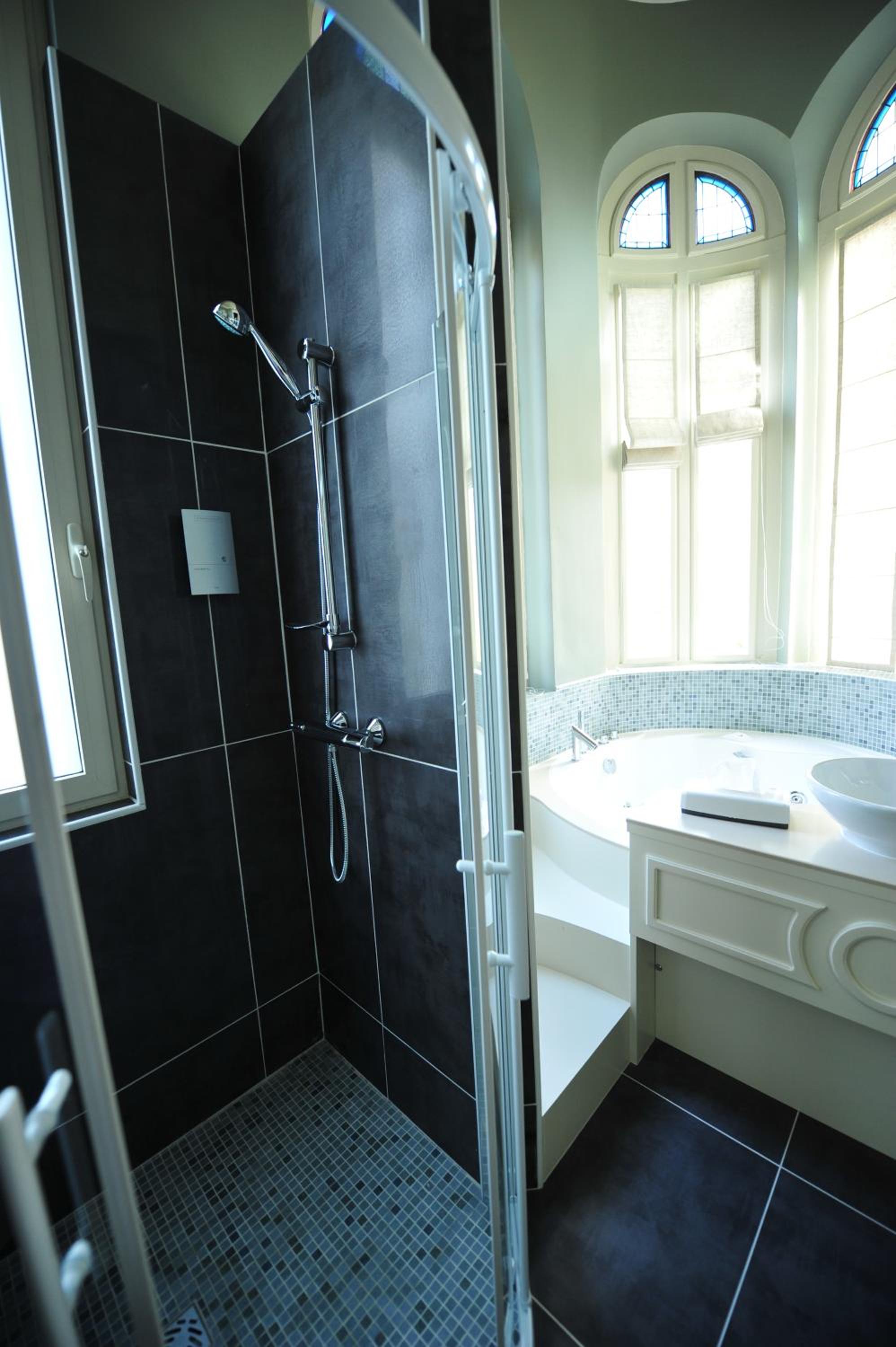 Double Suite with Spa Bath - Photo 5