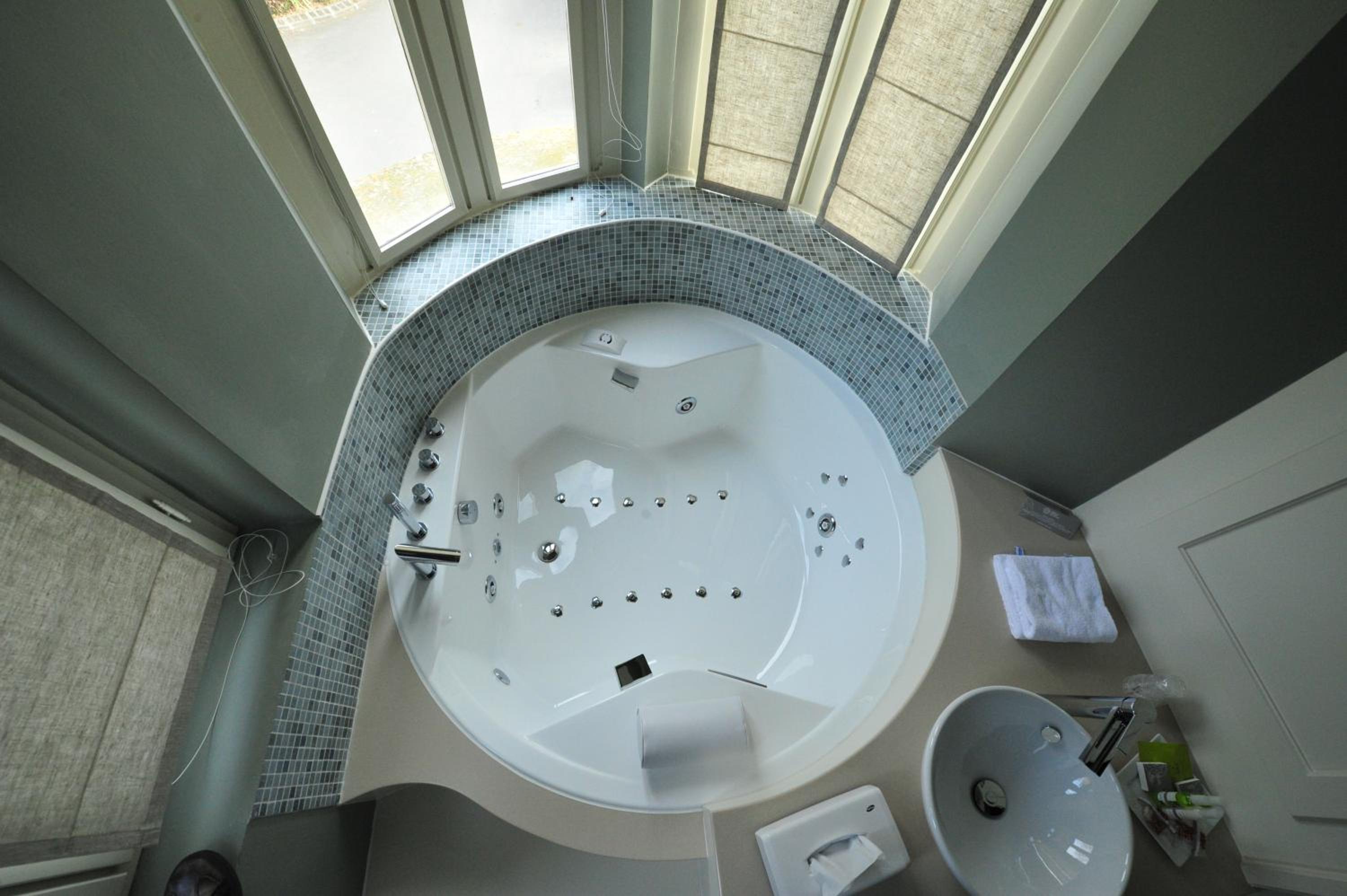 Double Suite with Spa Bath - Photo 4