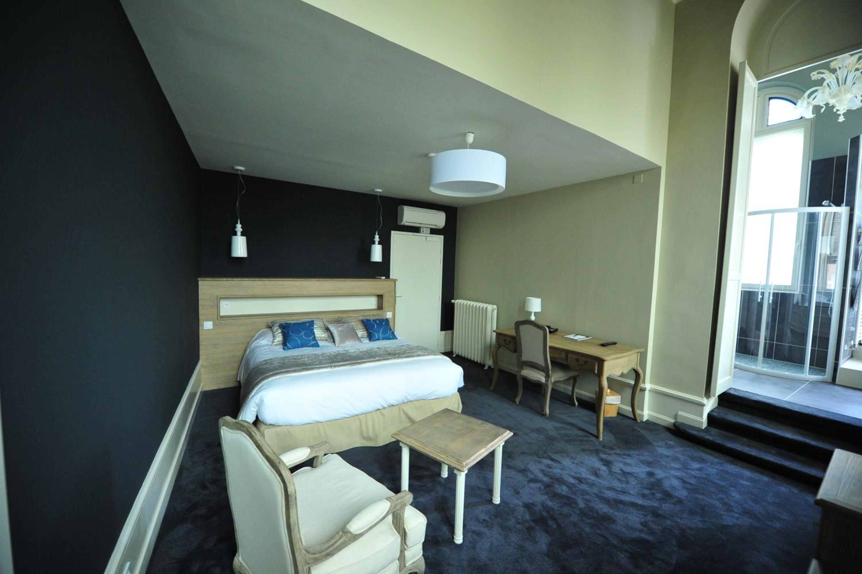 Double Suite with Spa Bath - Photo 3