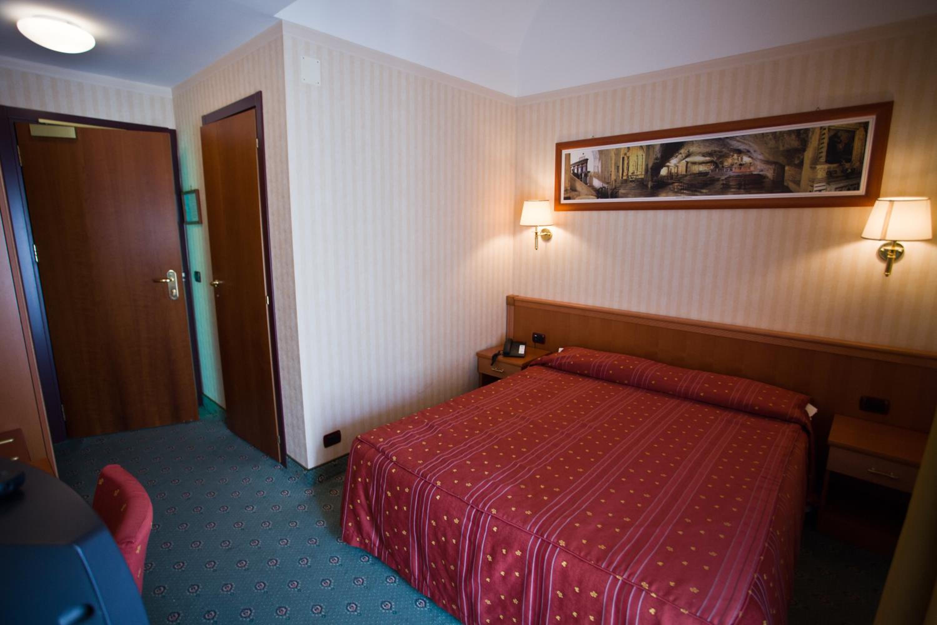 Double Room (1 Adult) - Photo 5