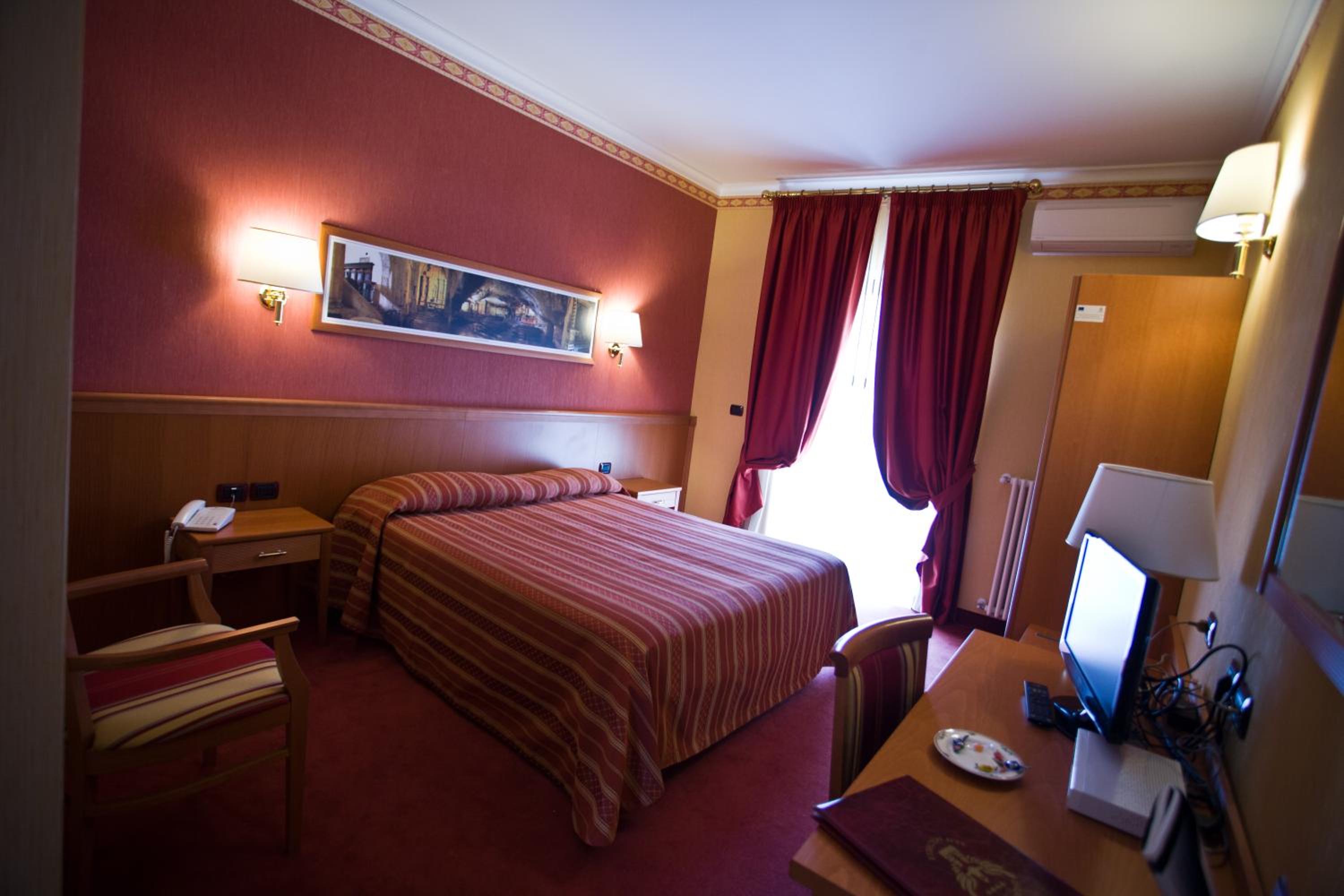 Standard Double or Twin Room - Photo 5