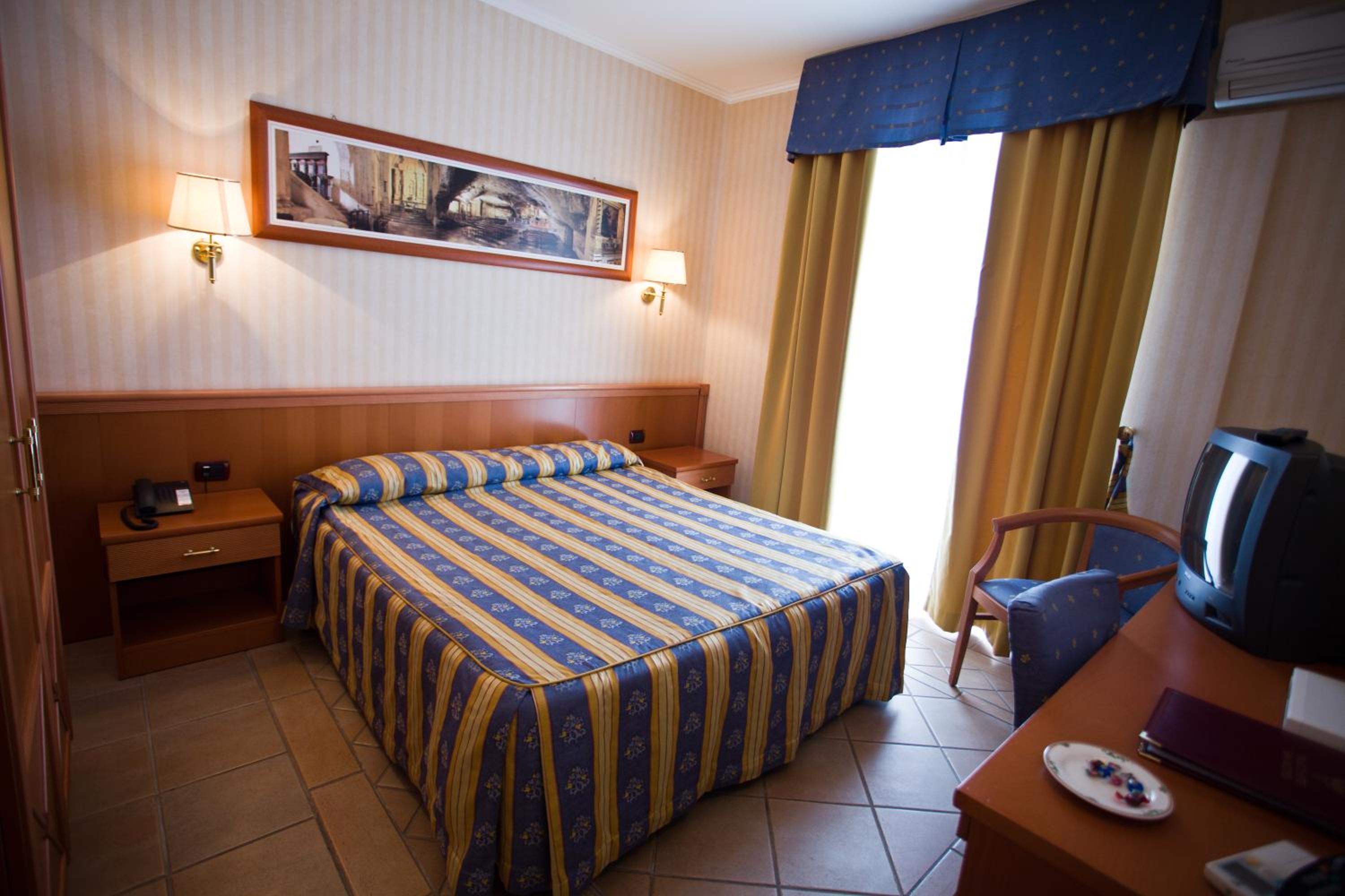 Double Room (1 Adult) - Photo 4