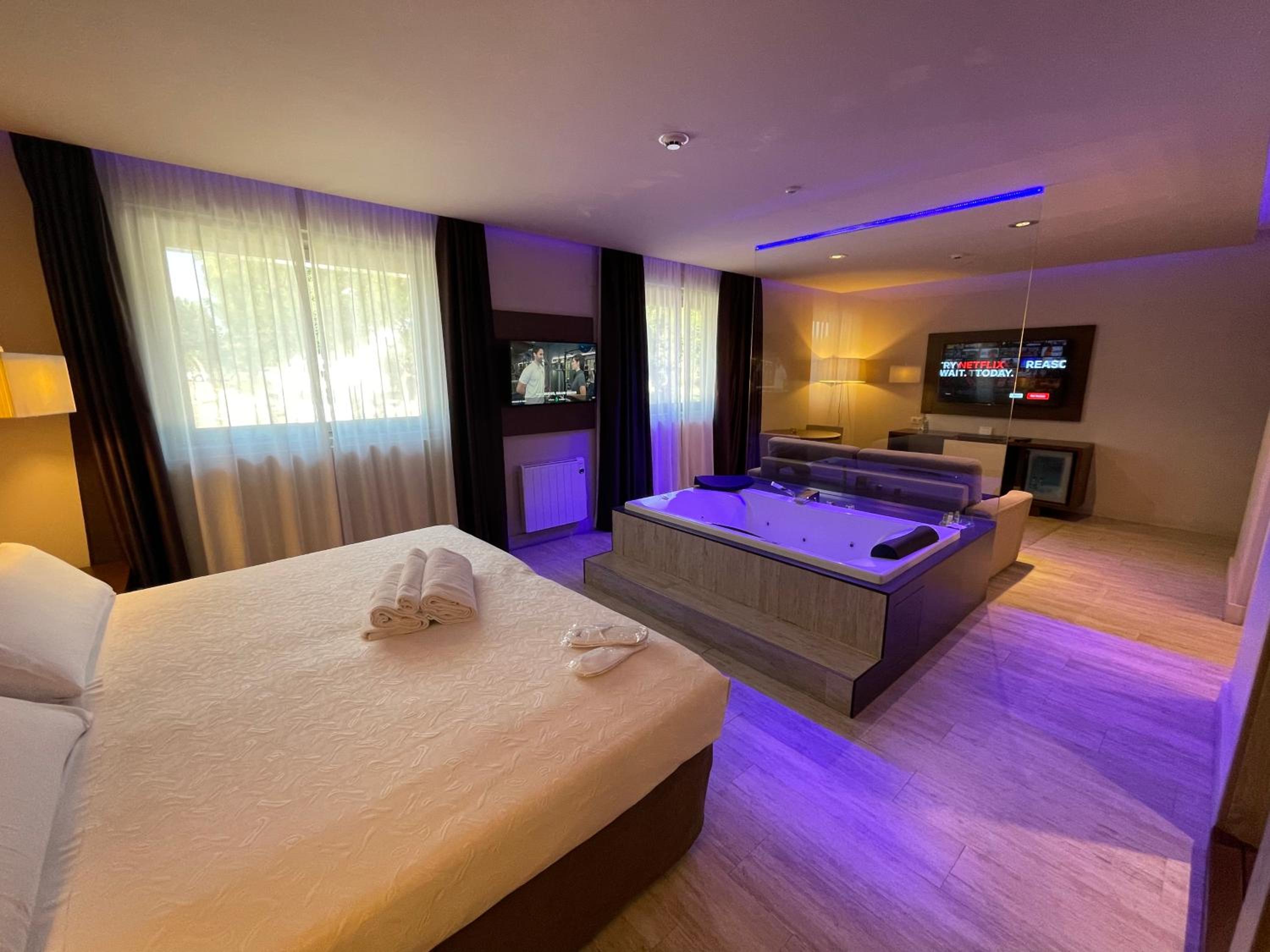 Suite with Hot Tub Syrah - Photo 1