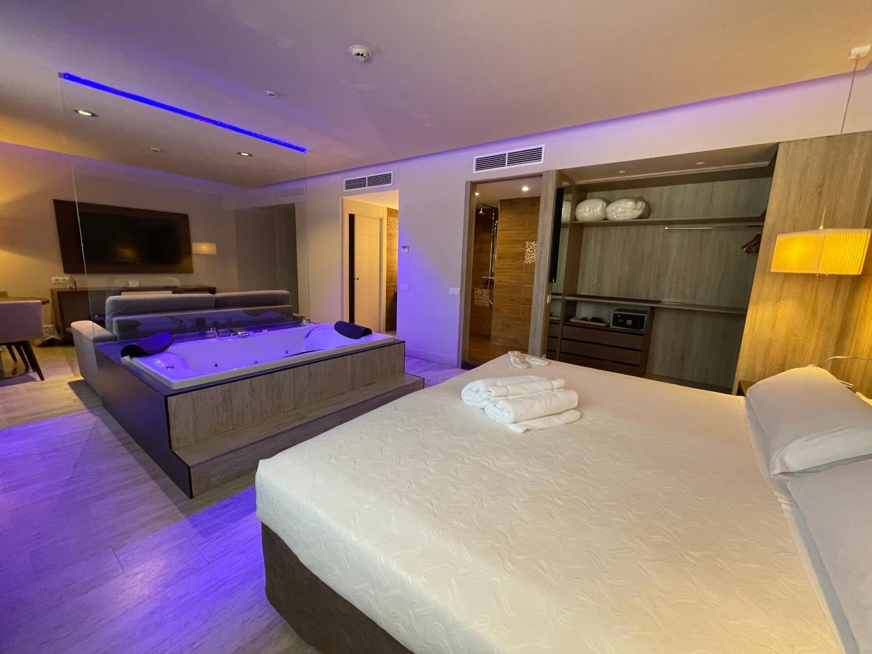 Suite with Hot Tub Syrah - Photo 6