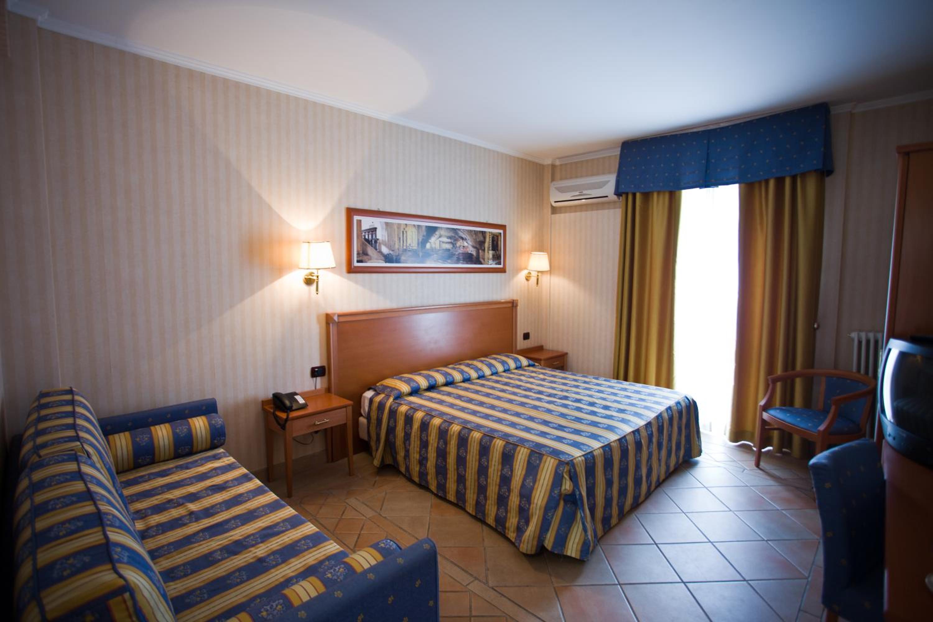 Standard Double or Twin Room - Photo 4