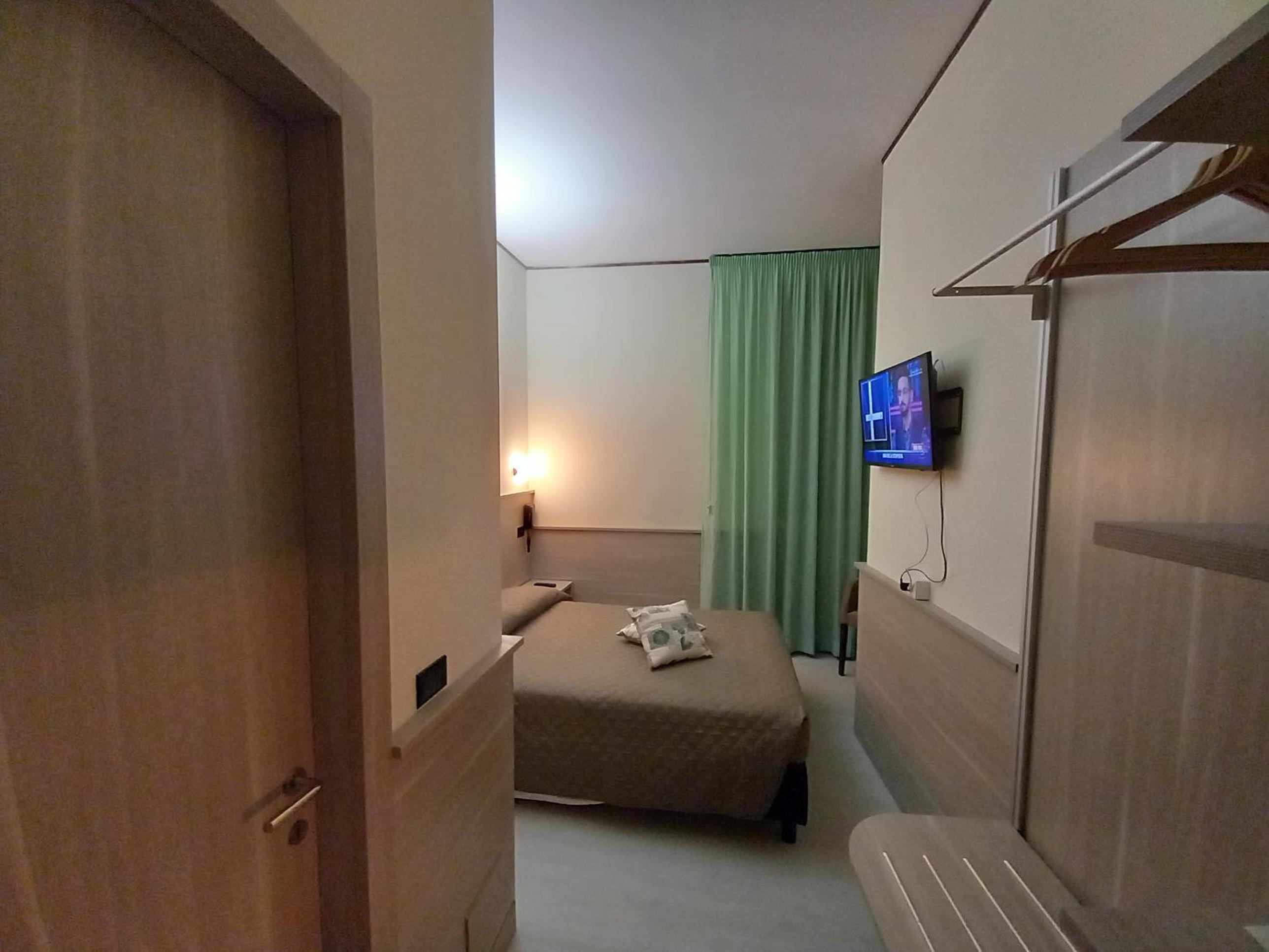 Queen Room photo 1