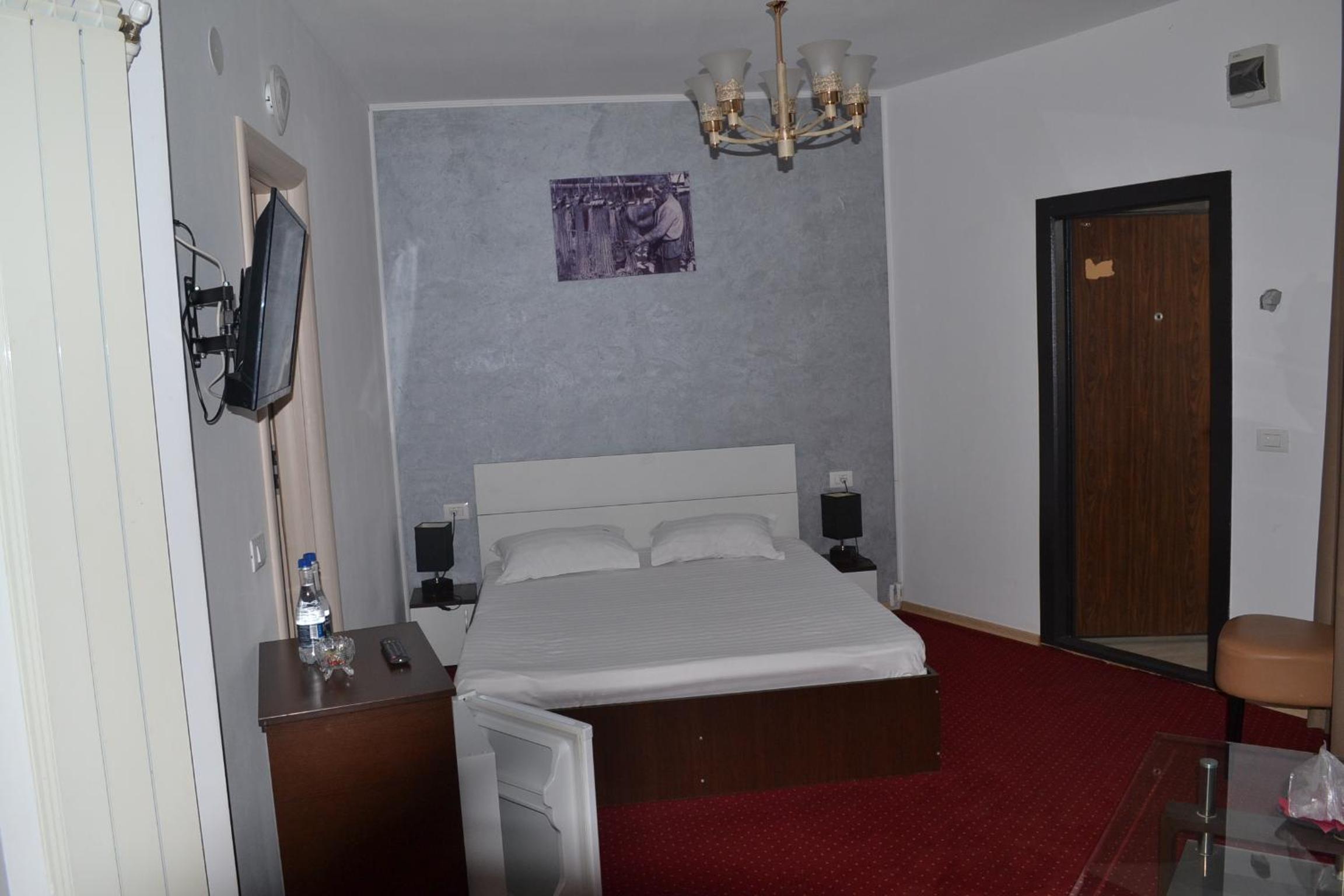 Double Room with Private Bathroom - Photo 37