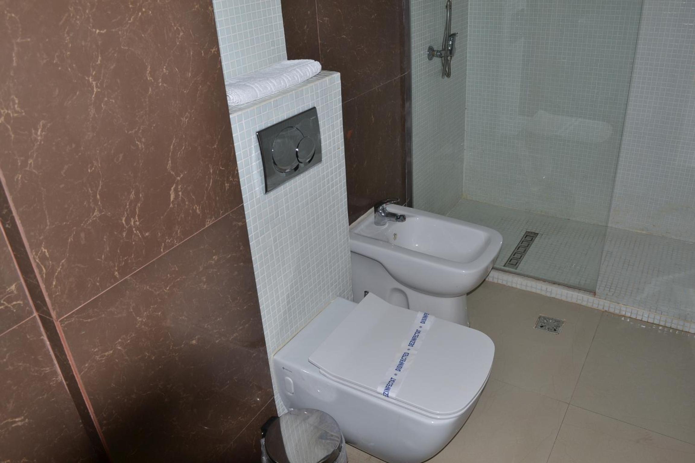 Double Room with Private Bathroom - Photo 28