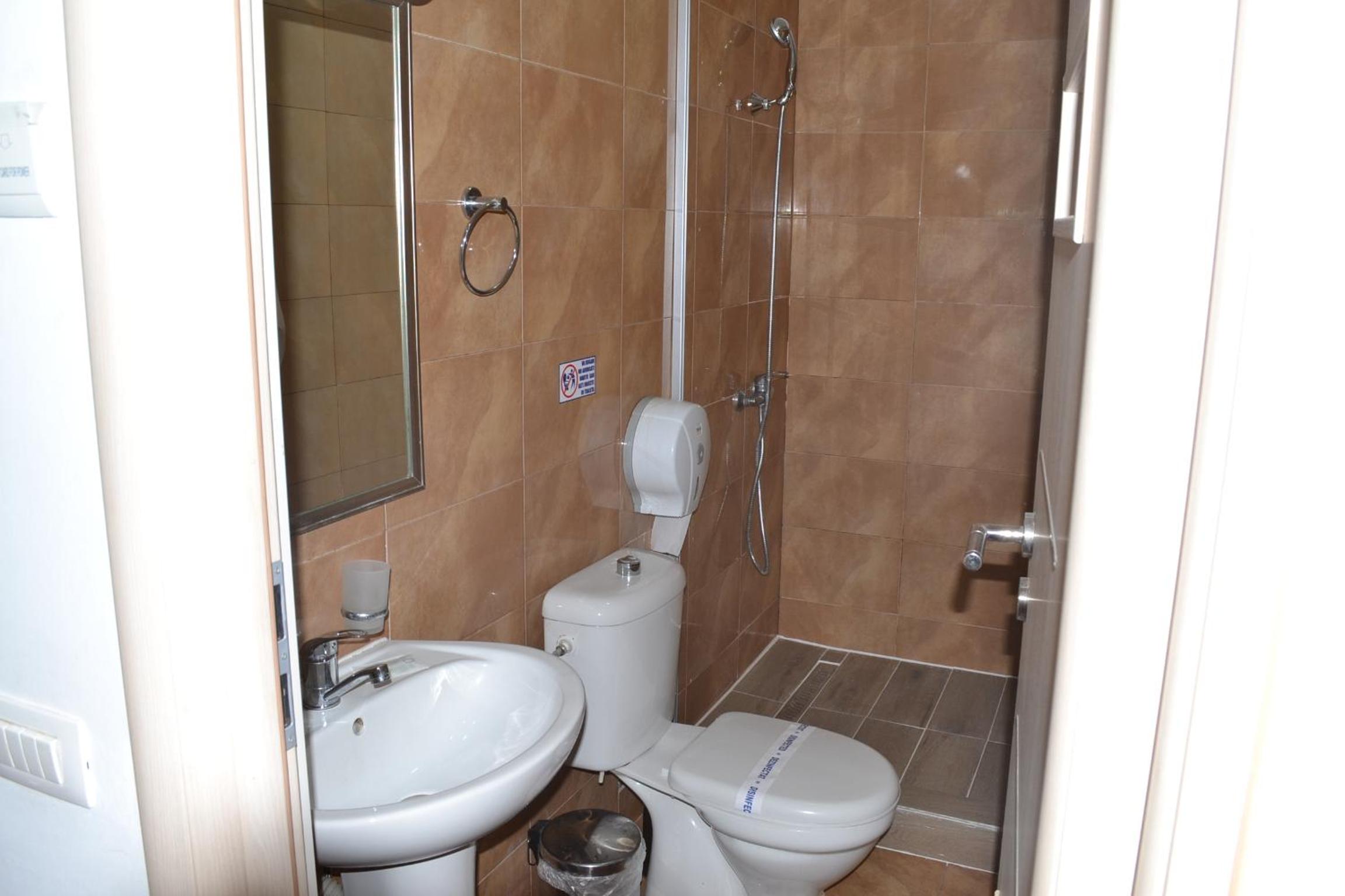 Double Room with Private Bathroom - Photo 86