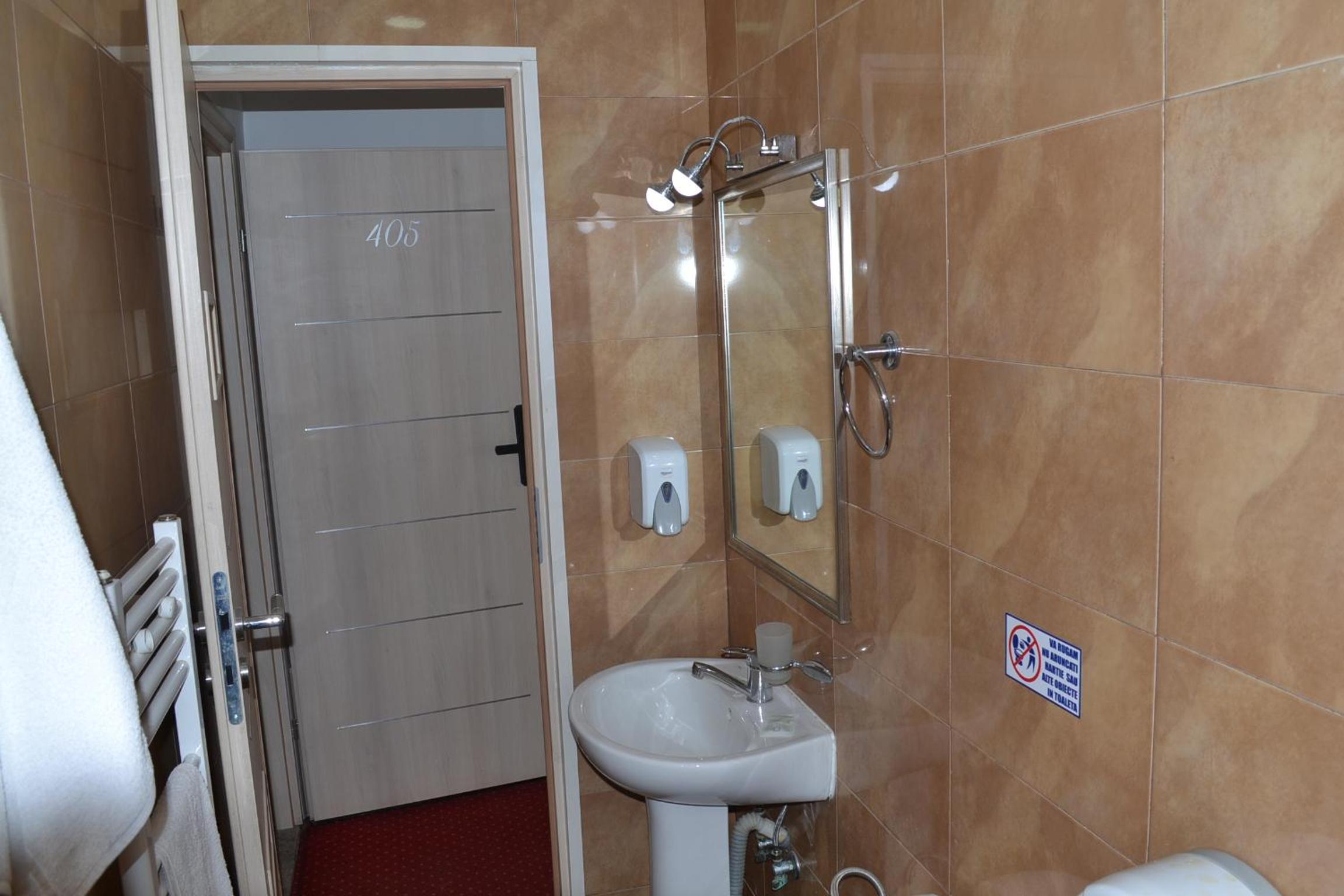 Double Room with Private Bathroom - Photo 88
