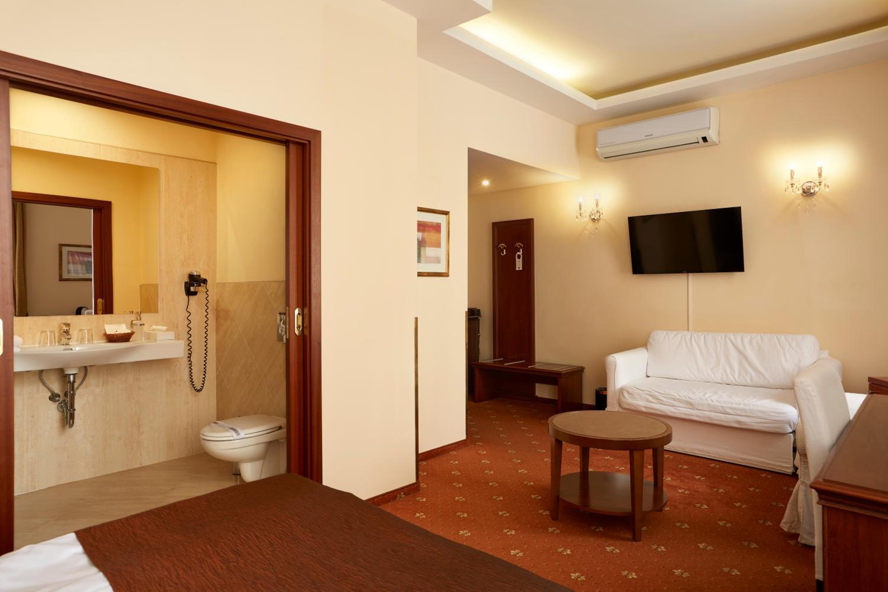 Deluxe Double Room thumbnail 5