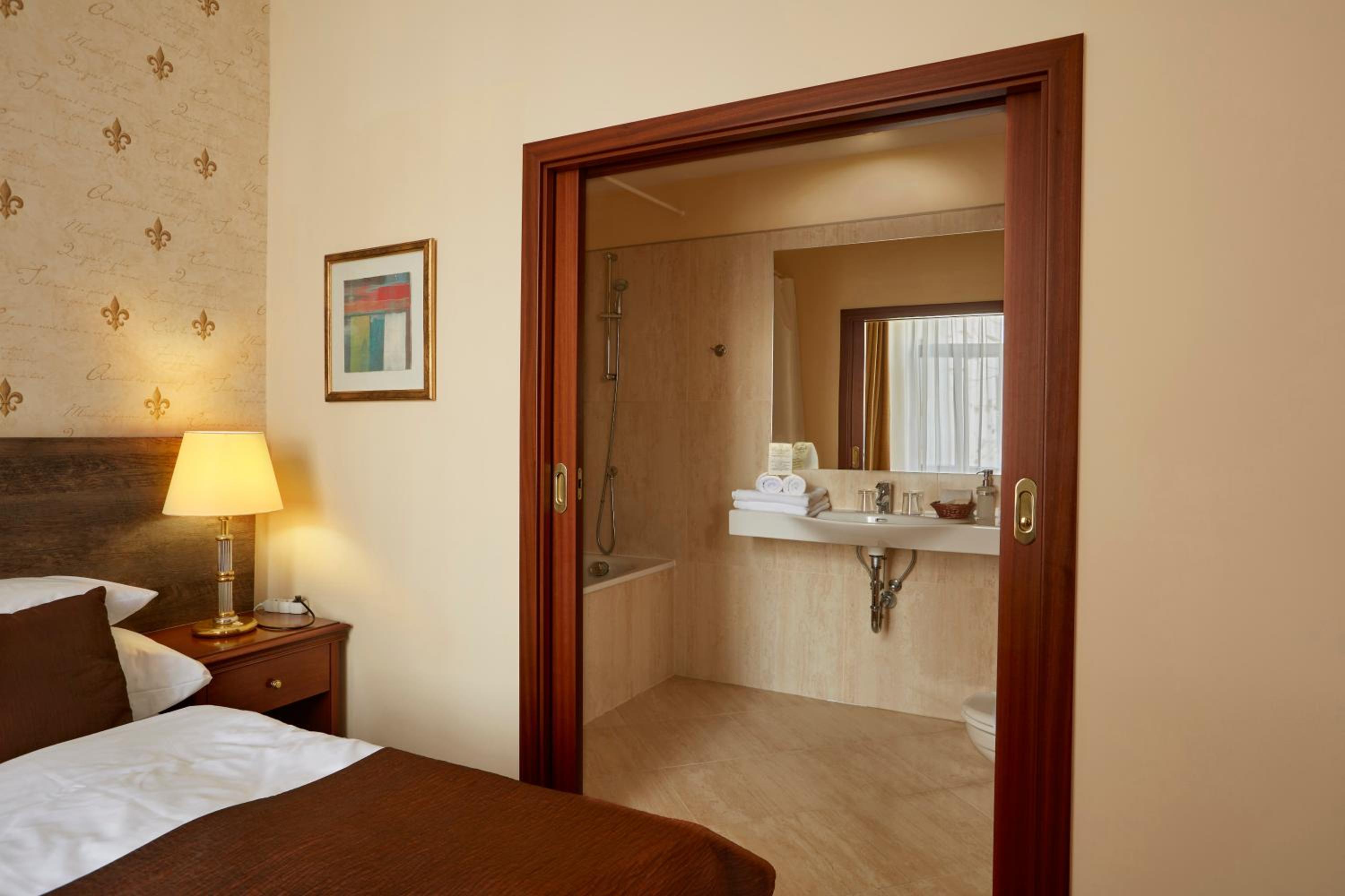 Deluxe Double Room thumbnail 6