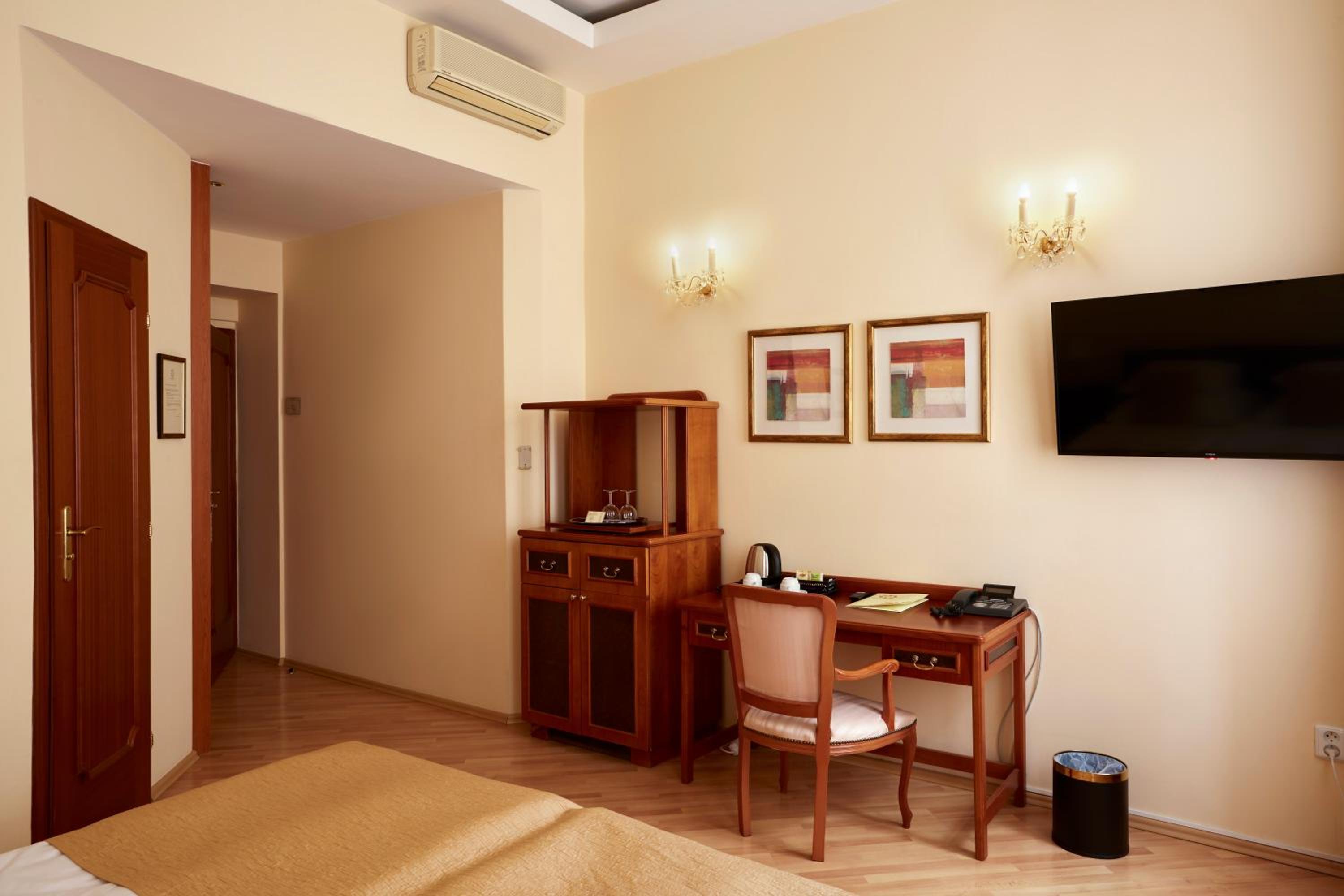Superior Double or Twin Room thumbnail 6