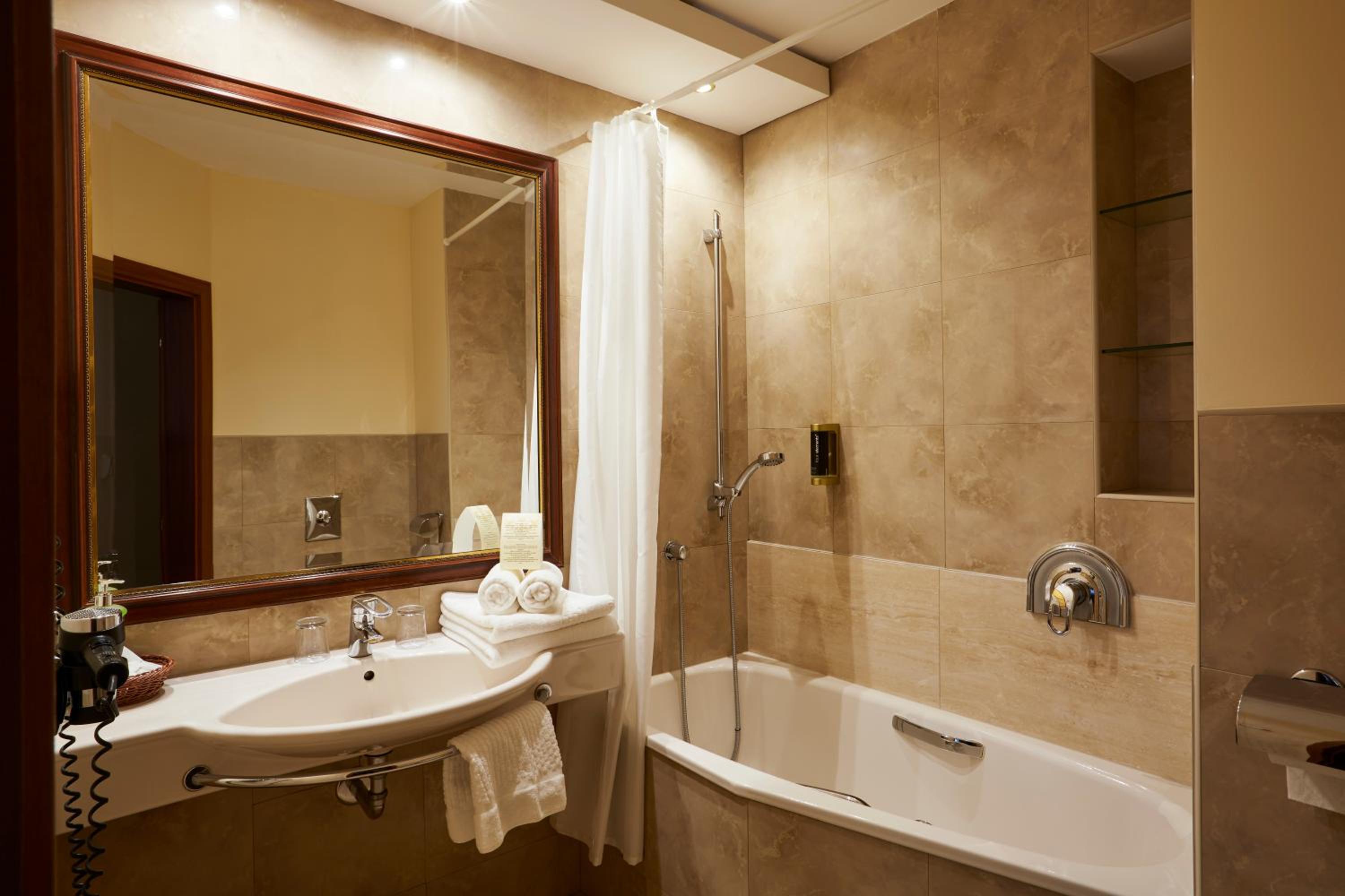 Superior Double or Twin Room thumbnail 5